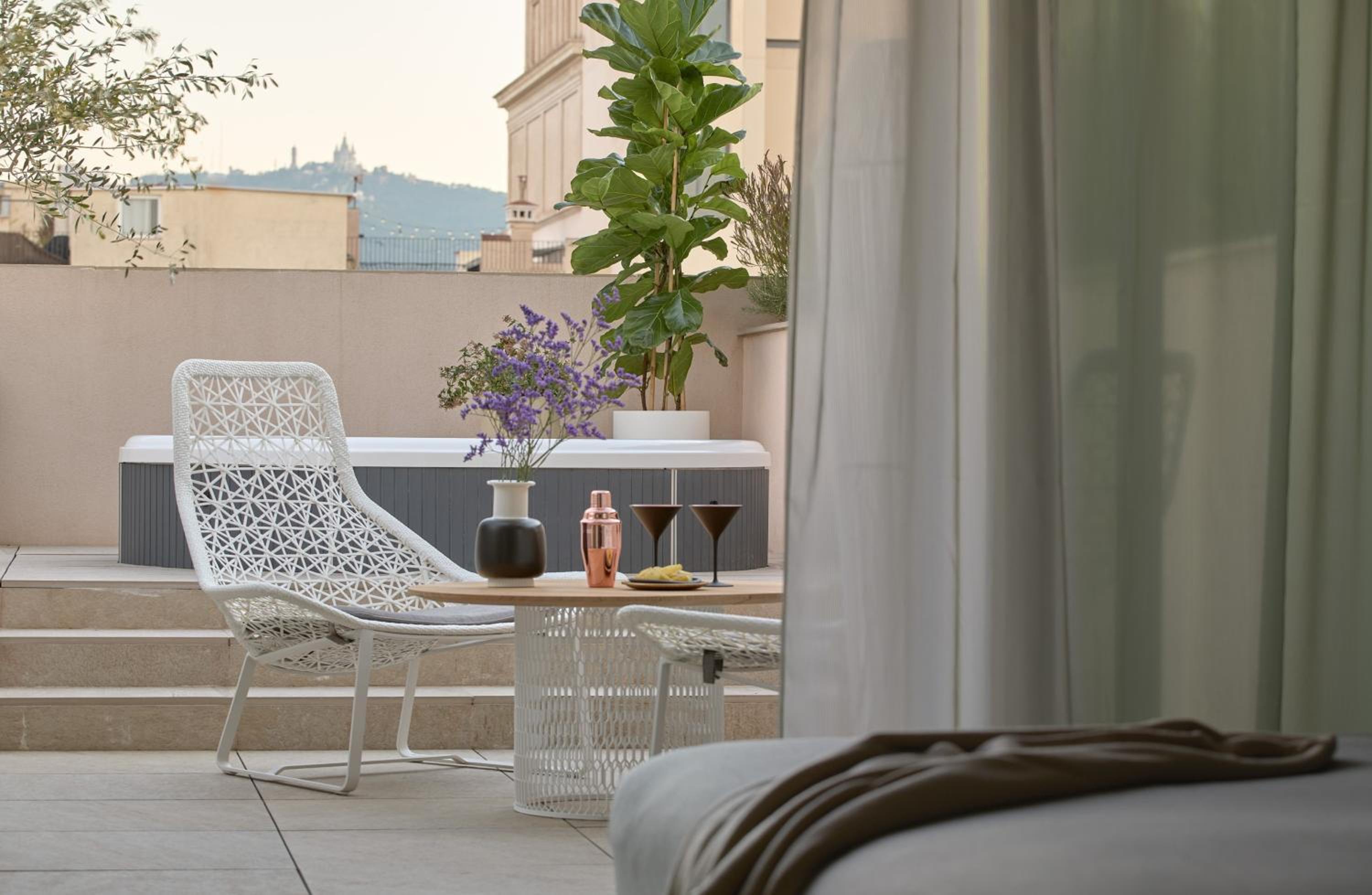 Studio ME + Suite Terrace and Jacuzzi Sagrada Familia
