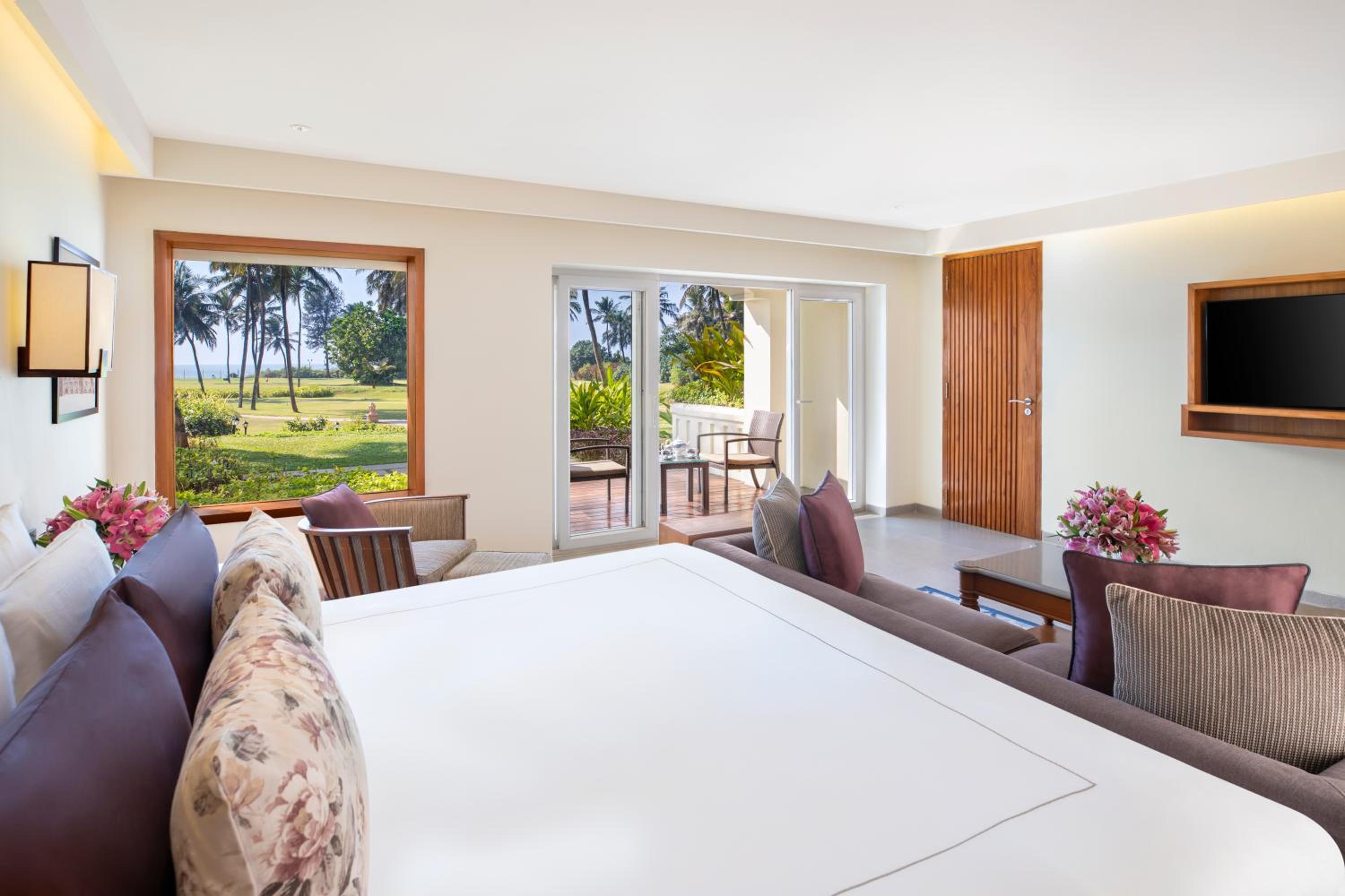 Deluxe Room Sea View King Bed - Photo 1