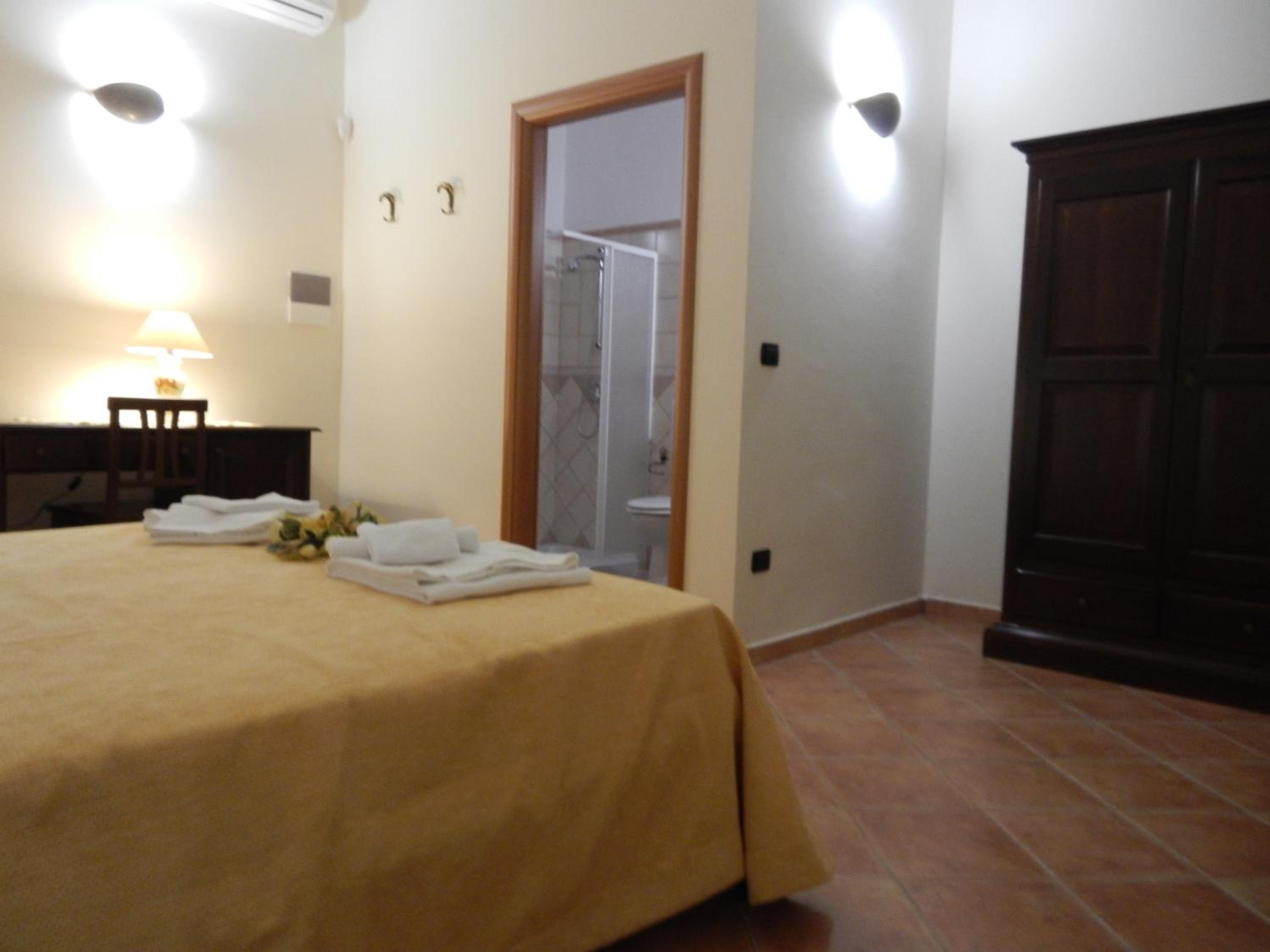 Double Room with Private Bathroom photo 3