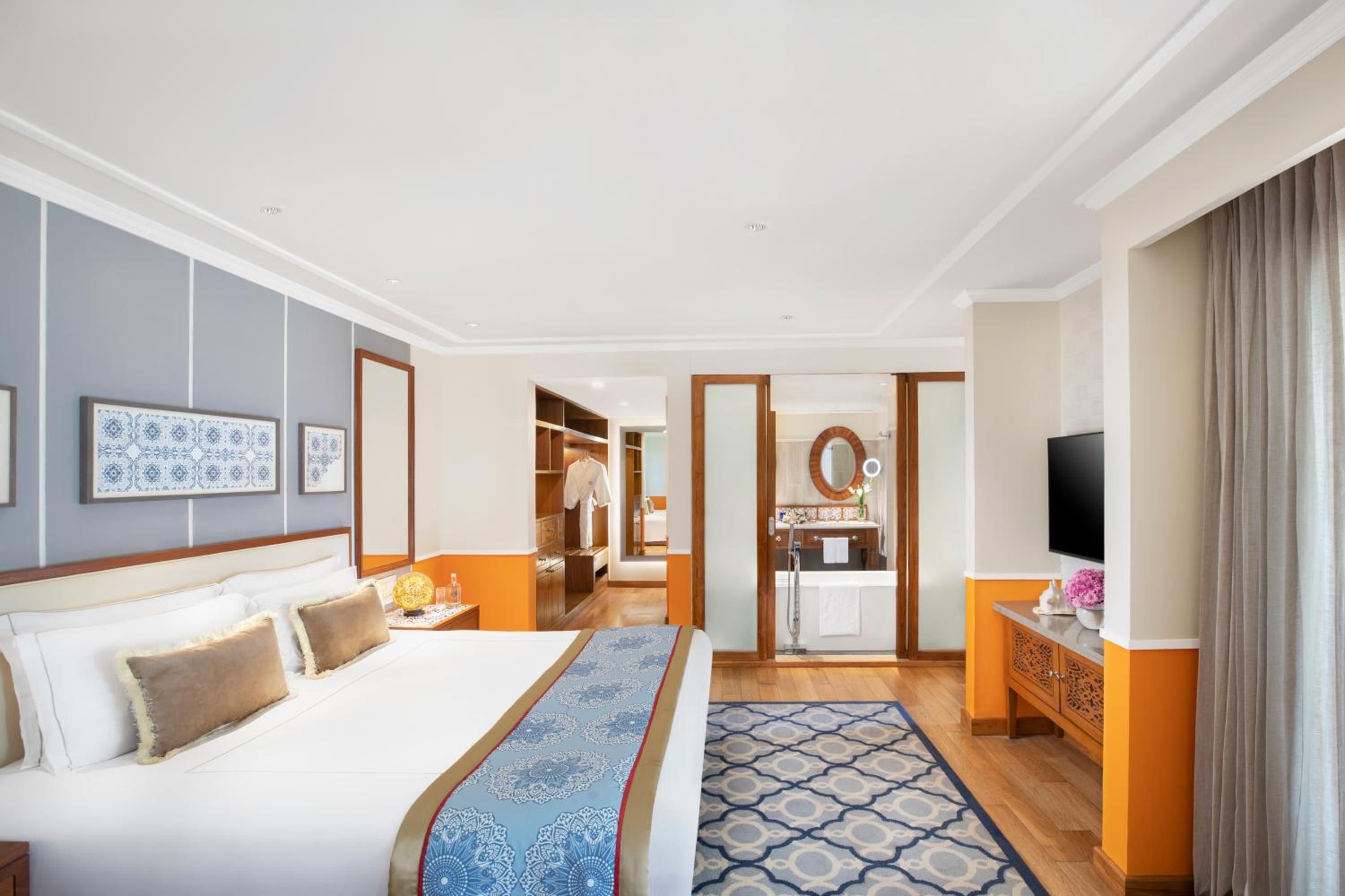 Executive Suite - Photo 8