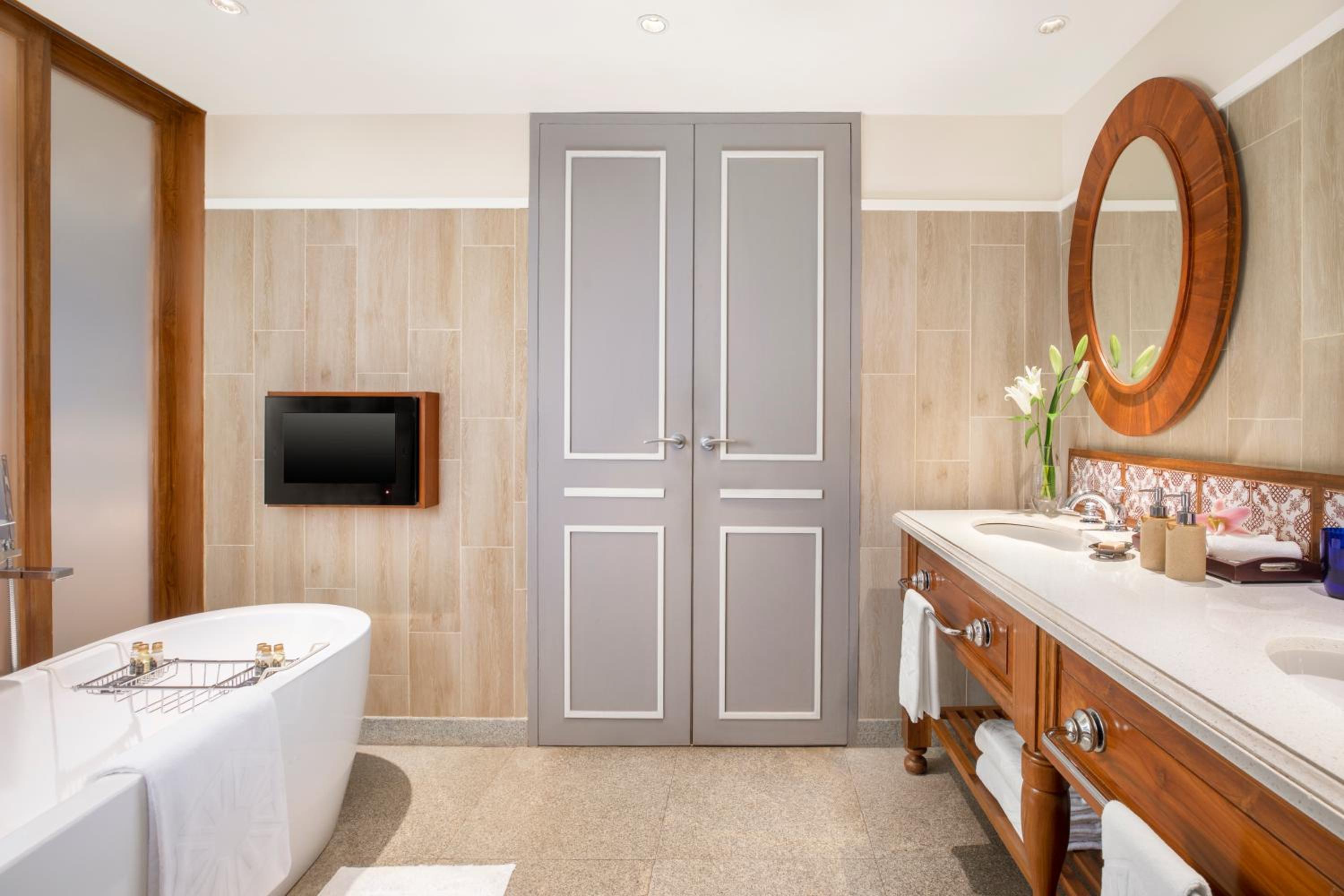 Executive Suite - Photo 5