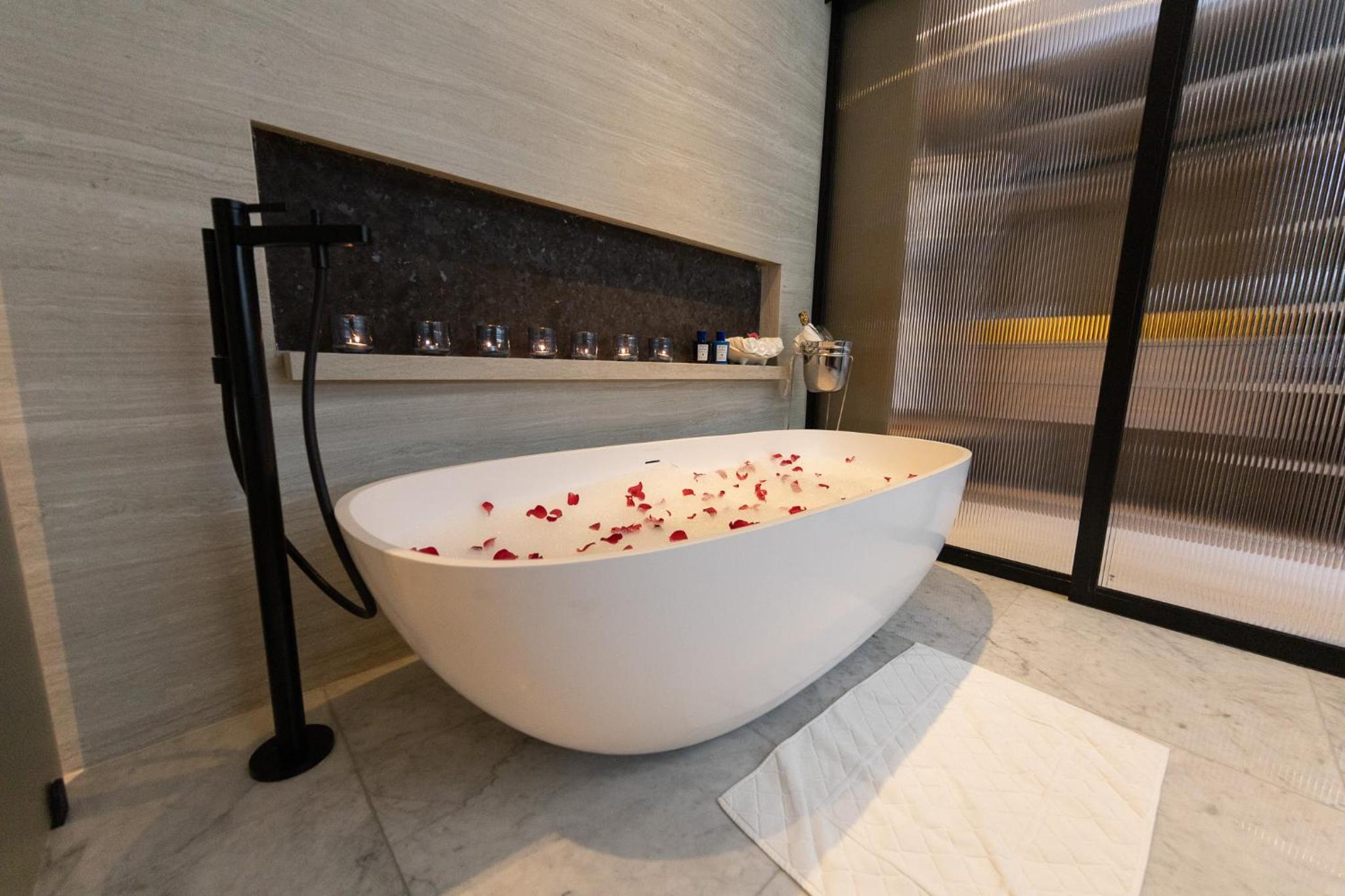 Regency Suite - Photo 1