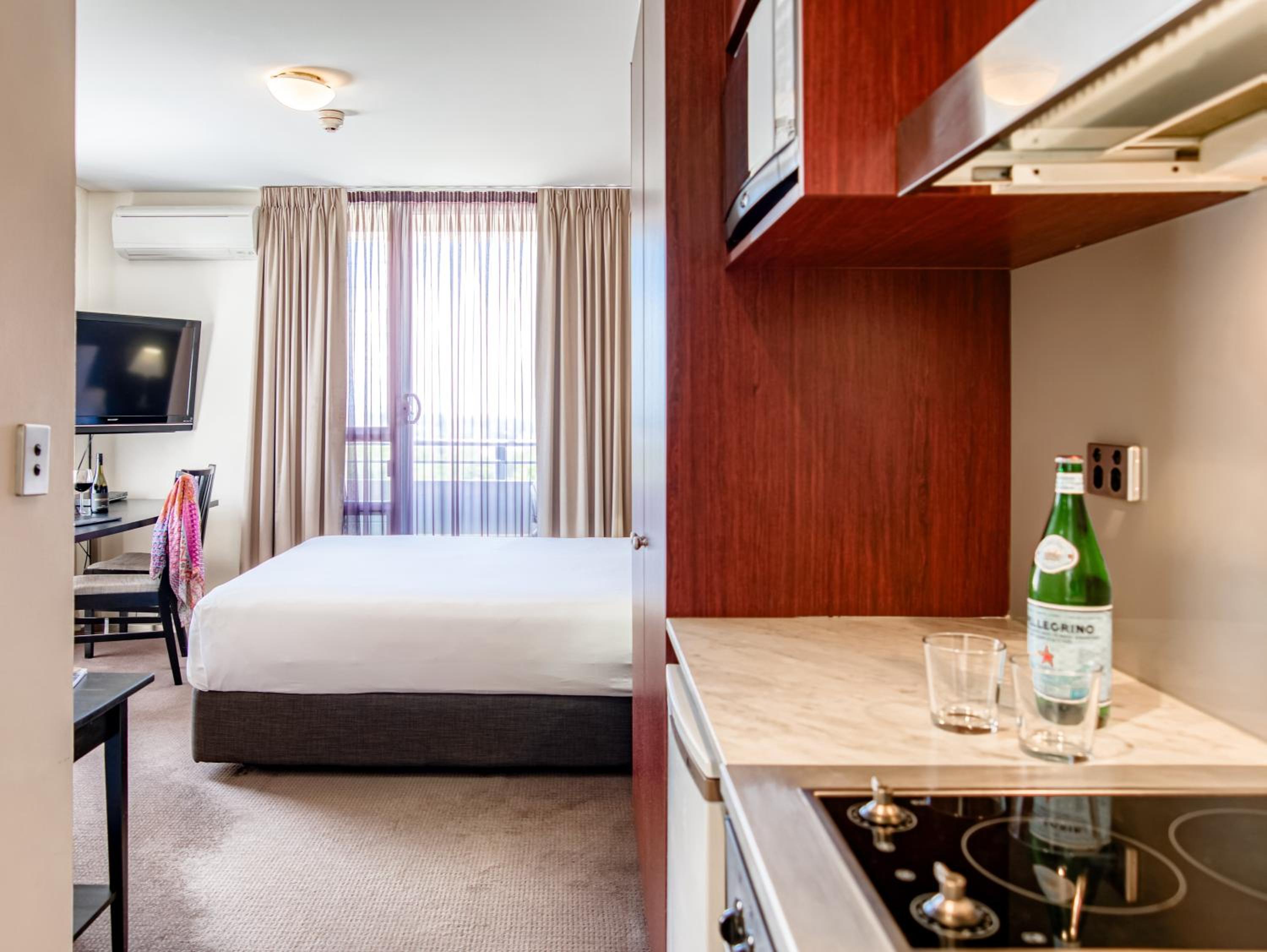 Studio Apartment with Harbor View thumbnail 5