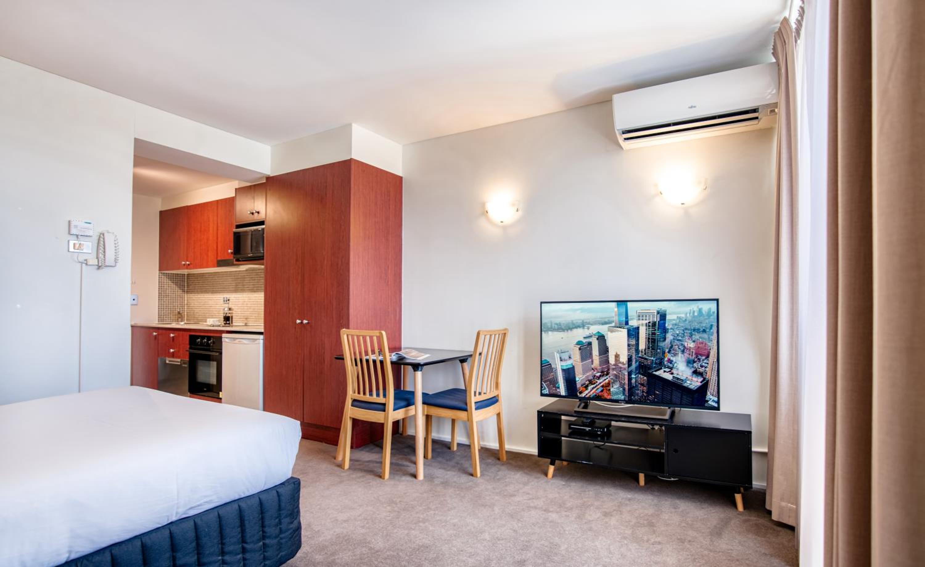 Superior Studio Apartment thumbnail 6