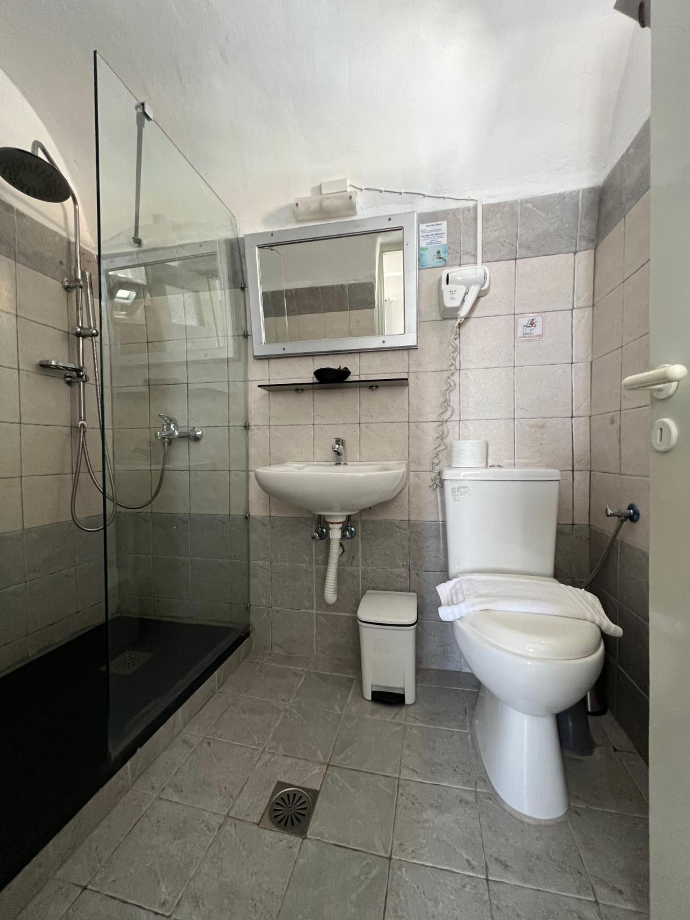 Double Room - Photo 16
