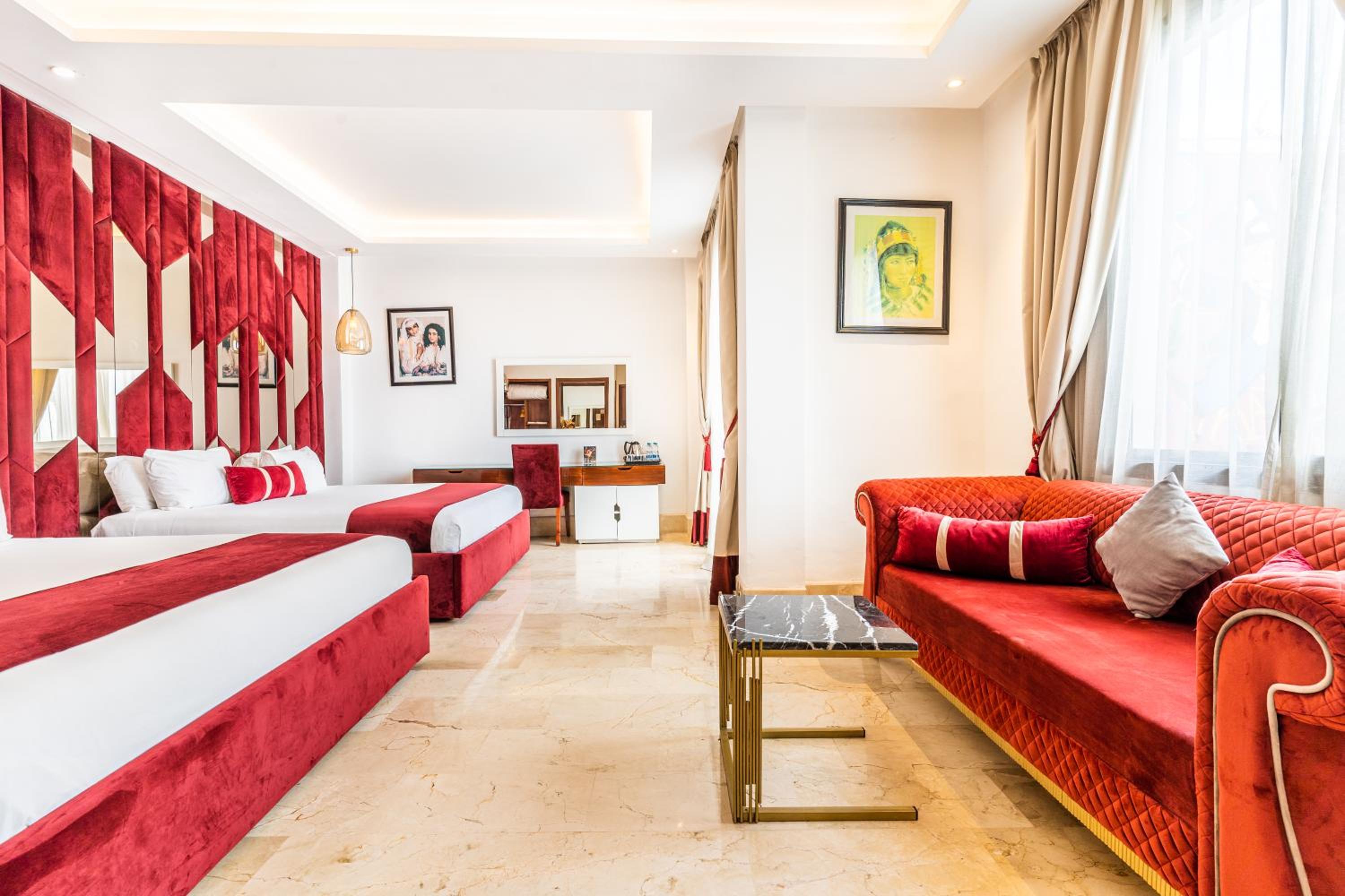 Deluxe Family Suite - Photo 9