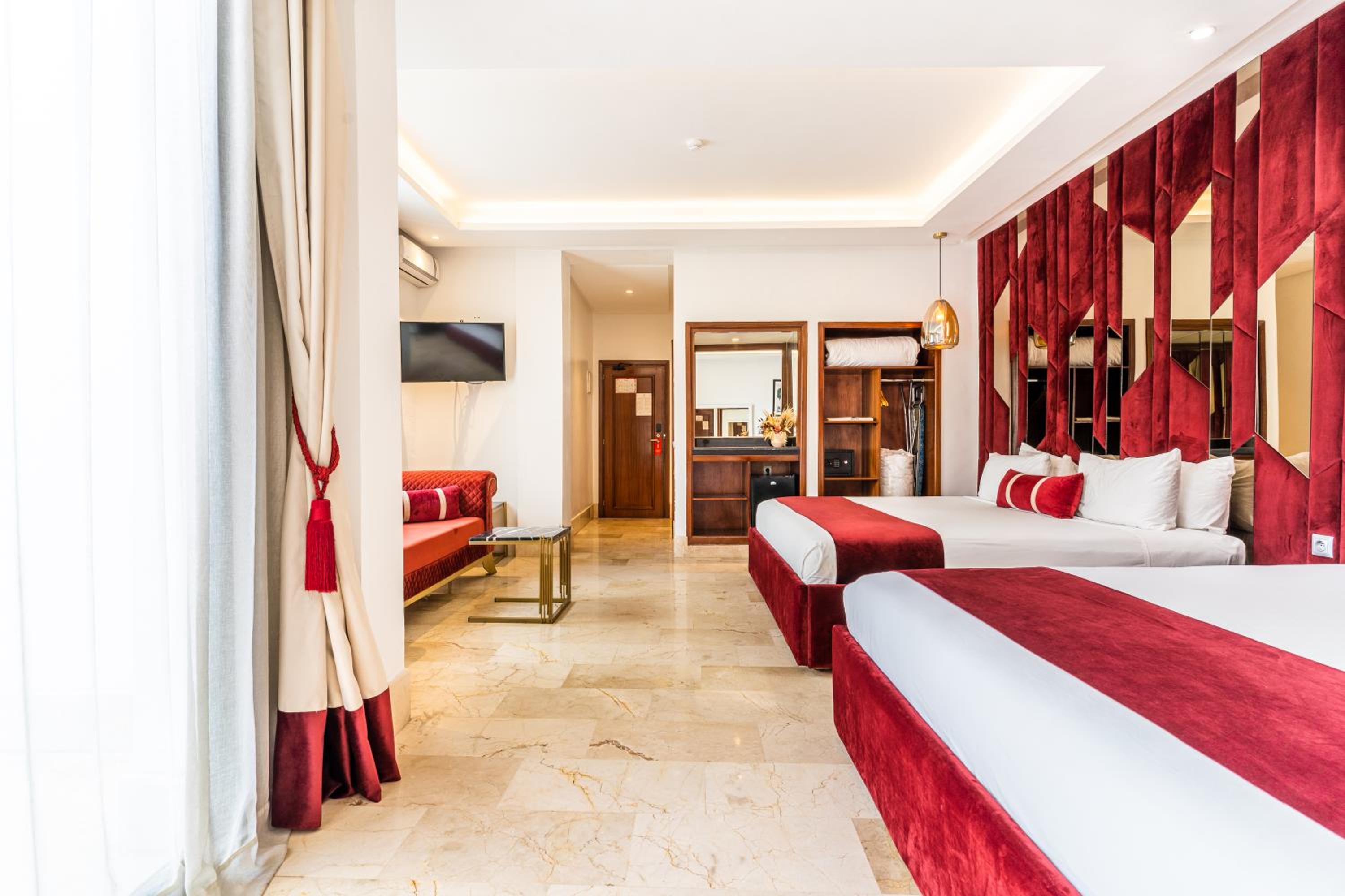 Deluxe Family Suite - Photo 10