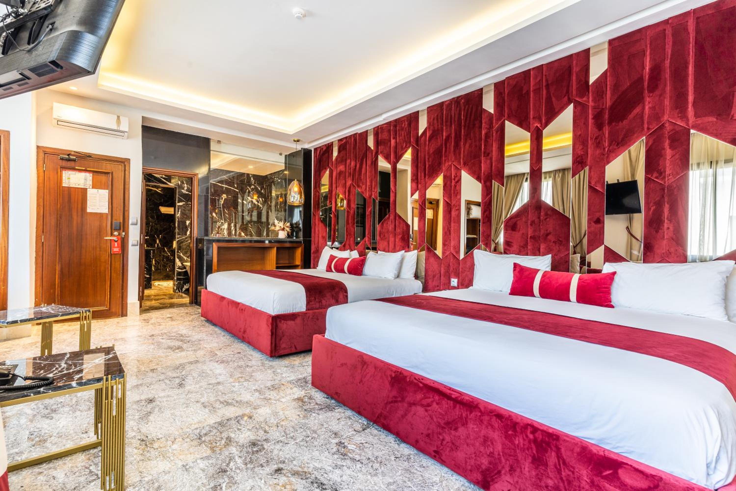 Deluxe Family Suite - Photo 11