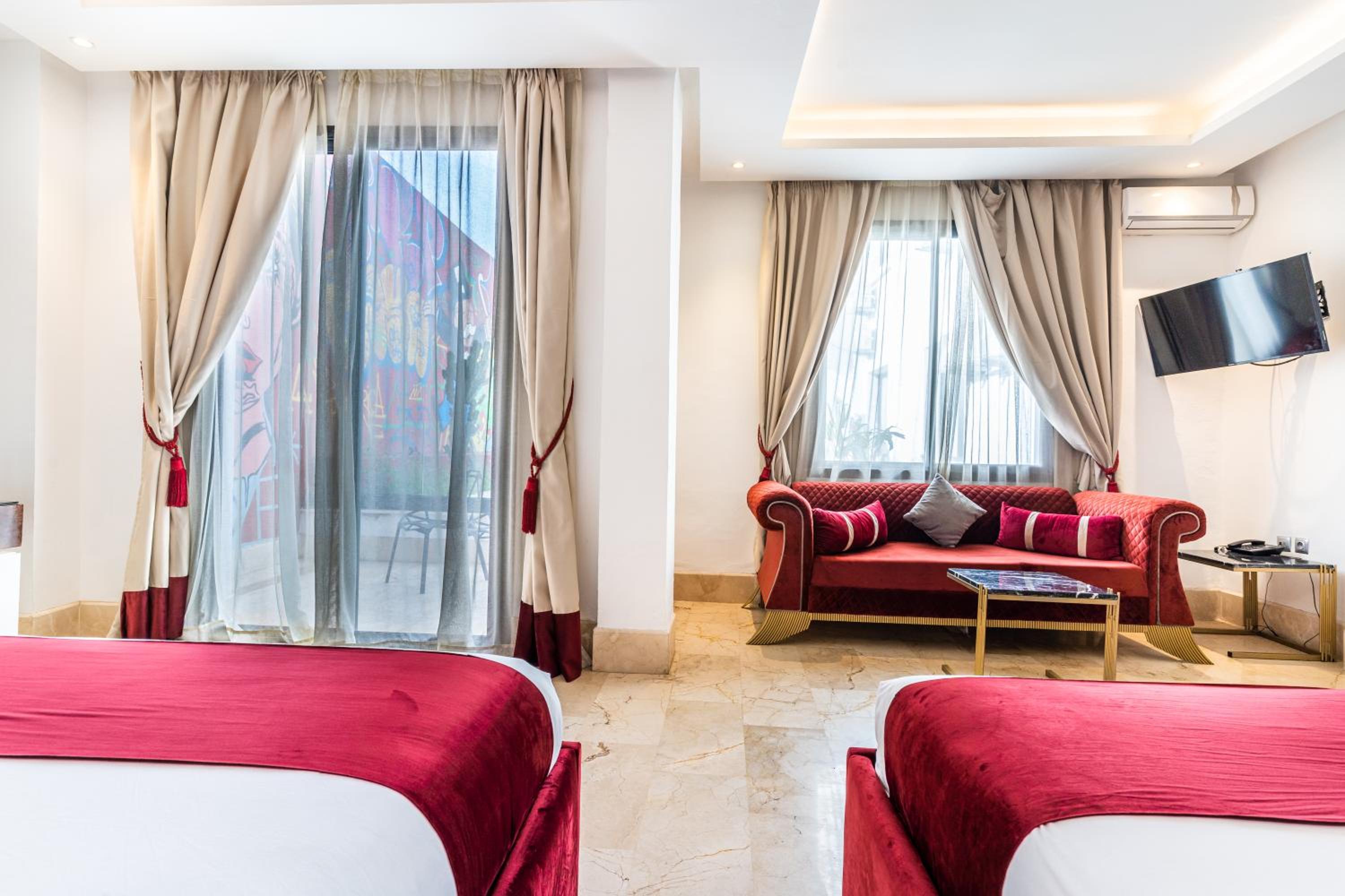 Deluxe Family Suite - Photo 12