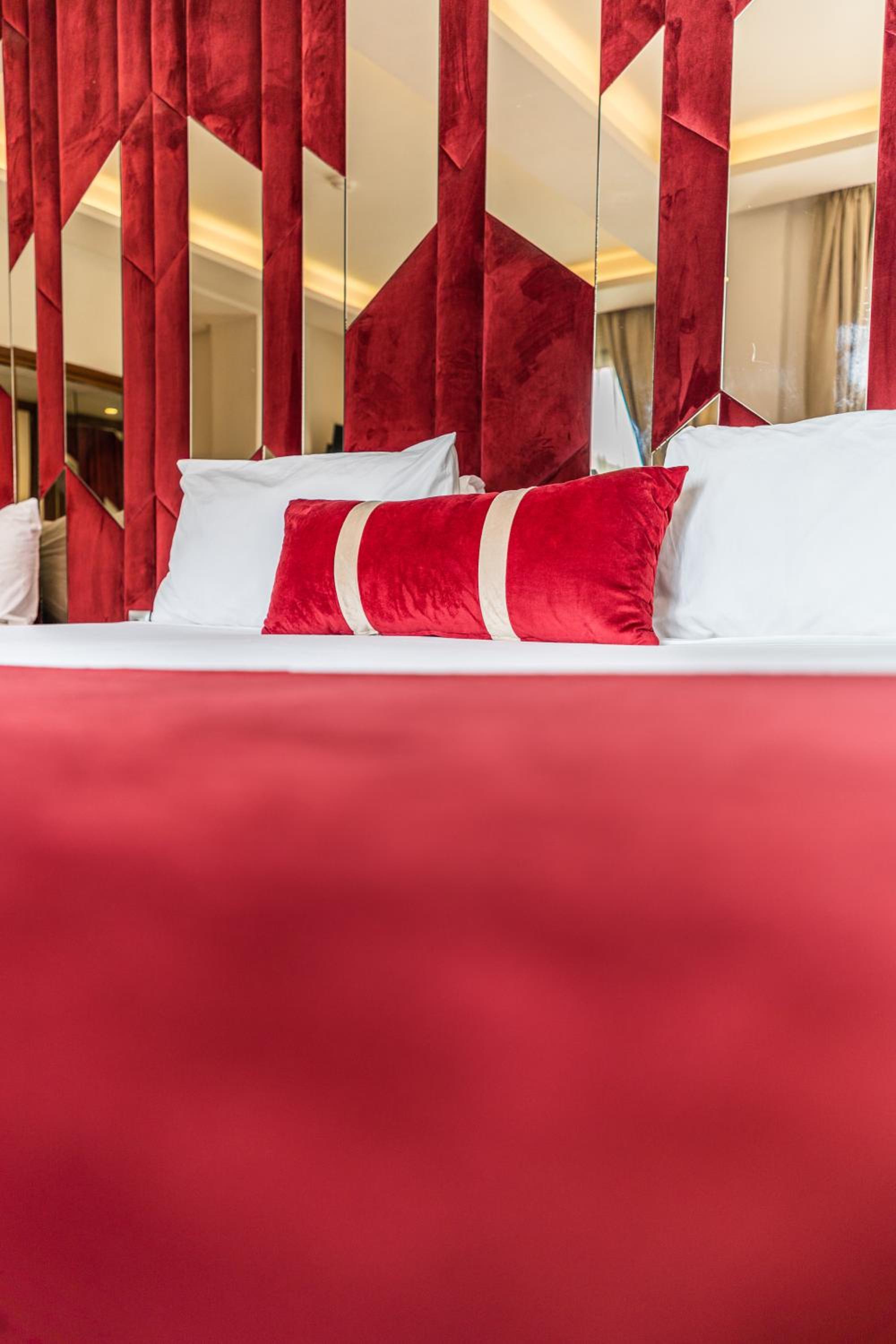 Deluxe Family Suite - Photo 6
