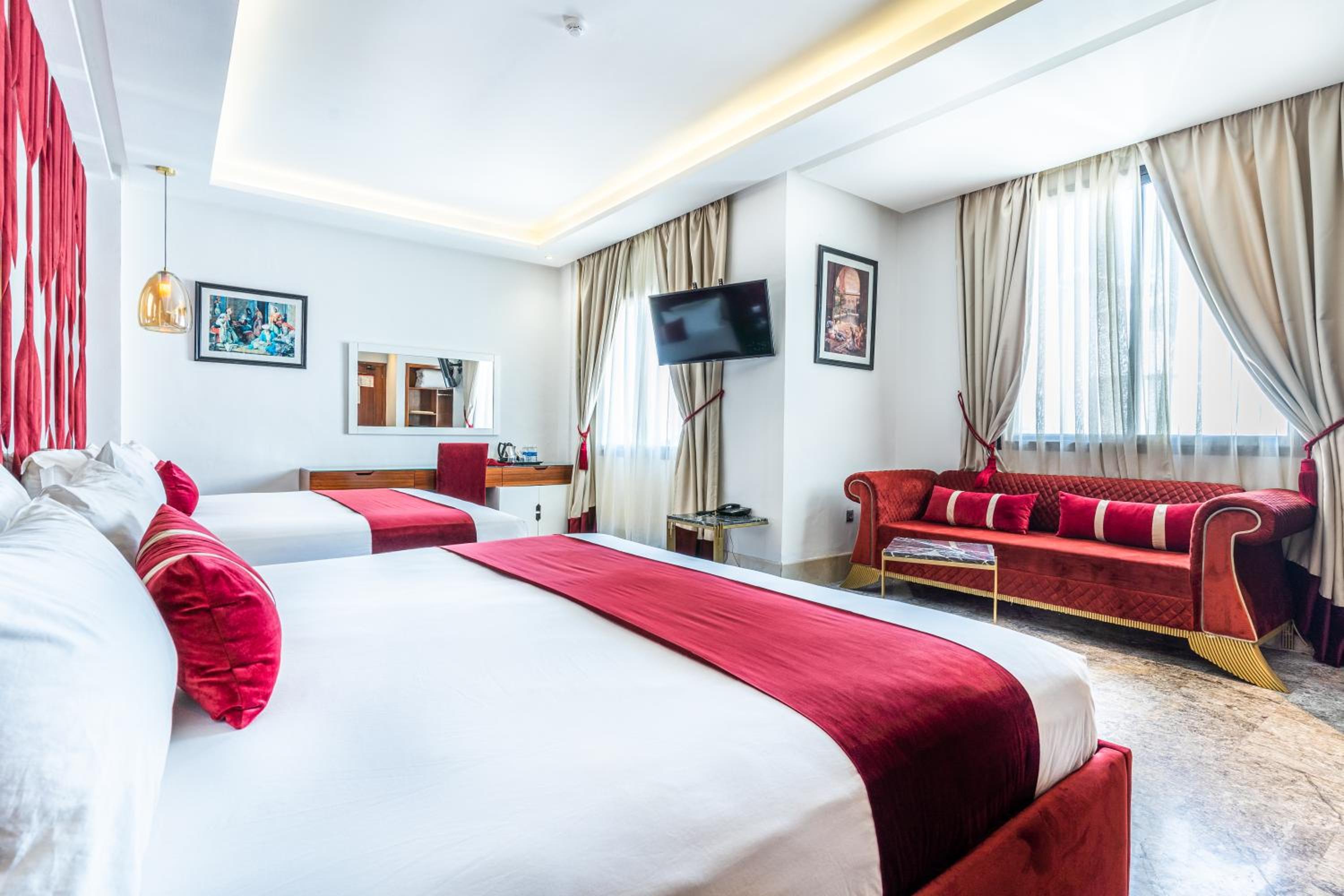 Deluxe Family Suite - Photo 7