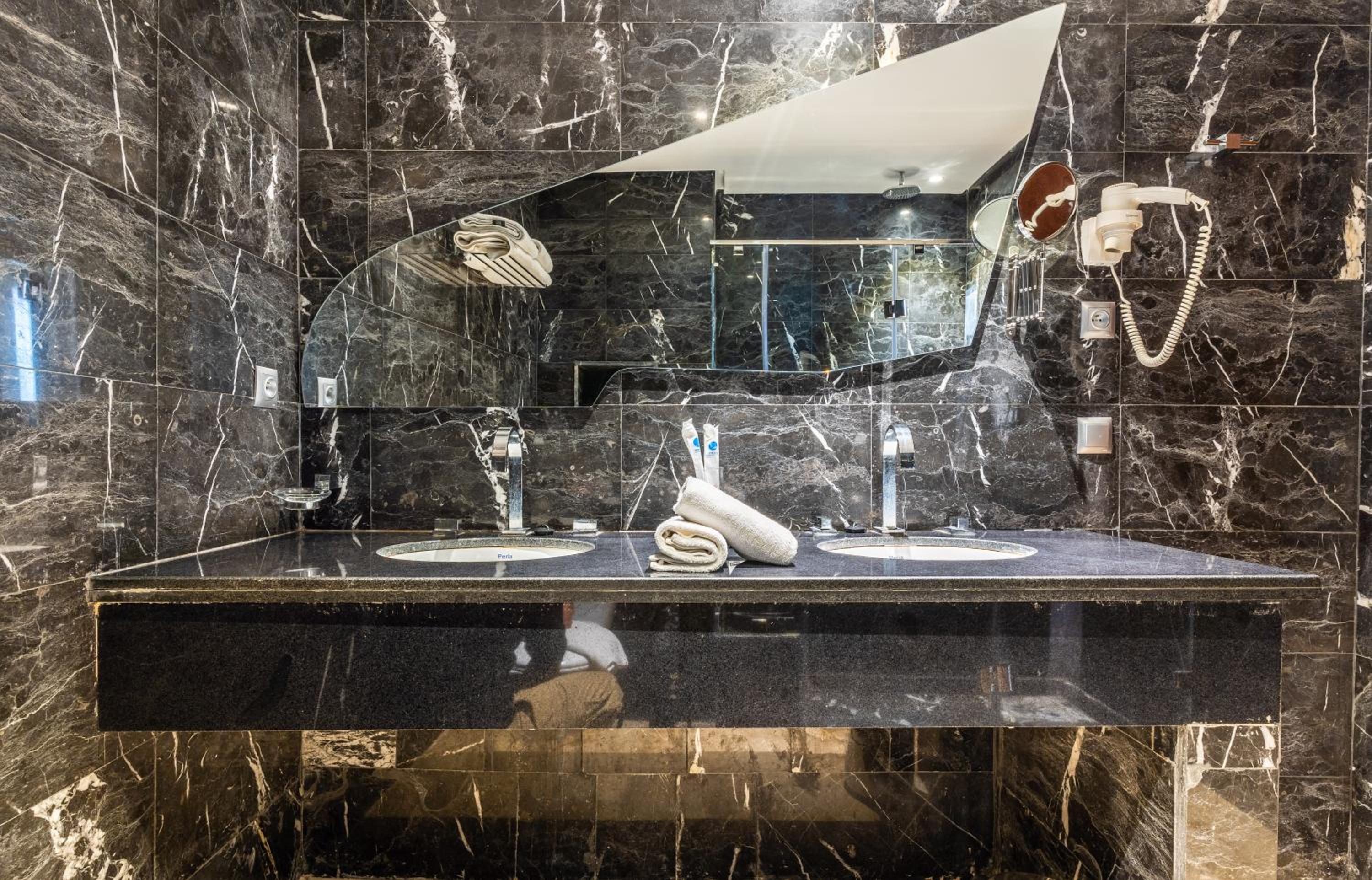 Deluxe Family Suite - Photo 4