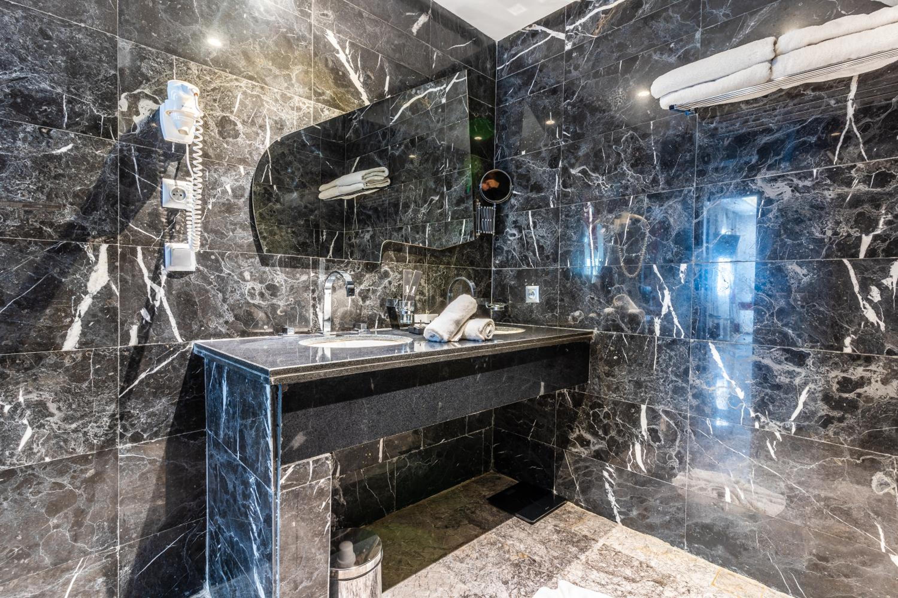 Deluxe Family Suite - Photo 3