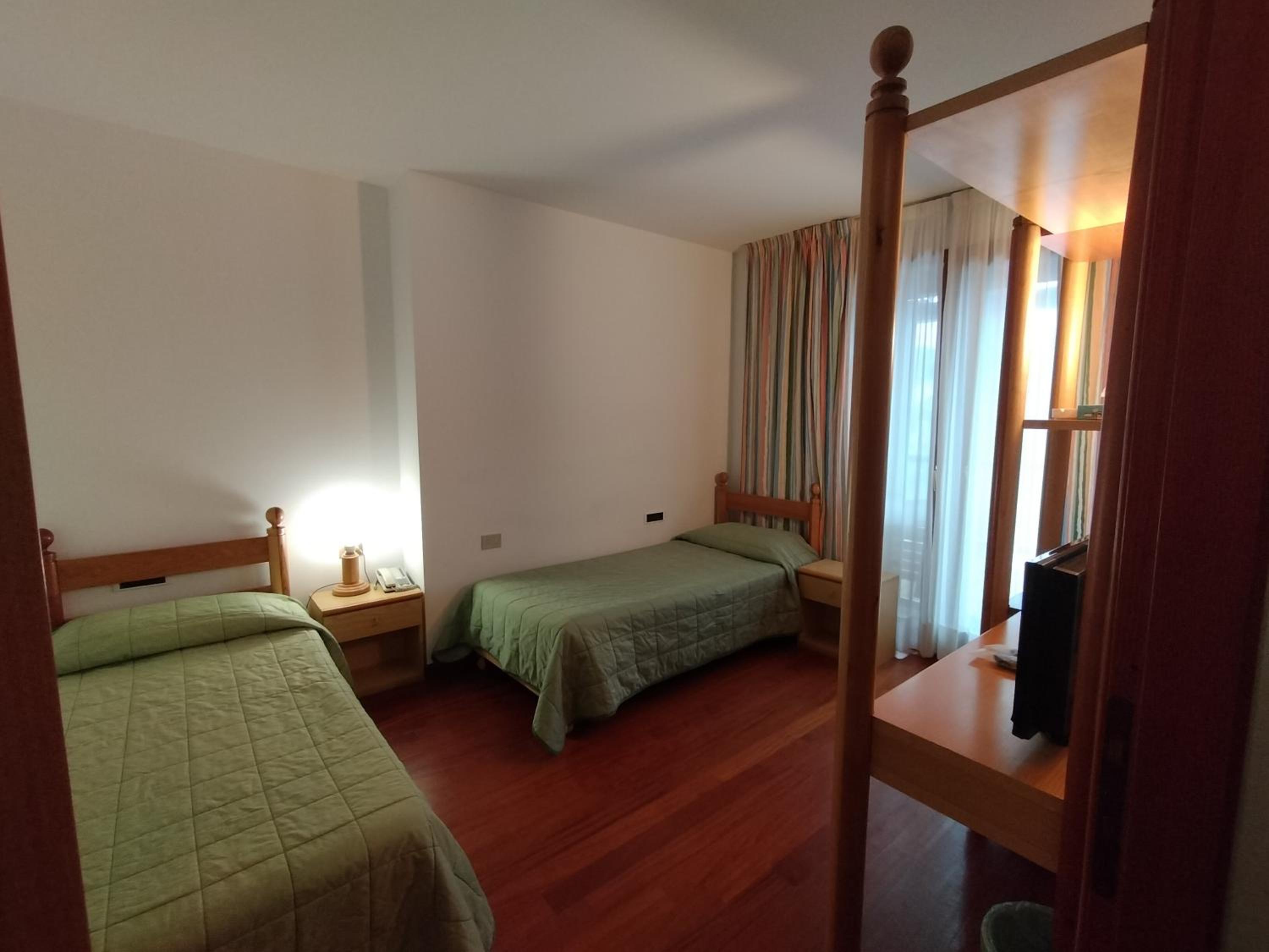 Economy Twin Room photo 2