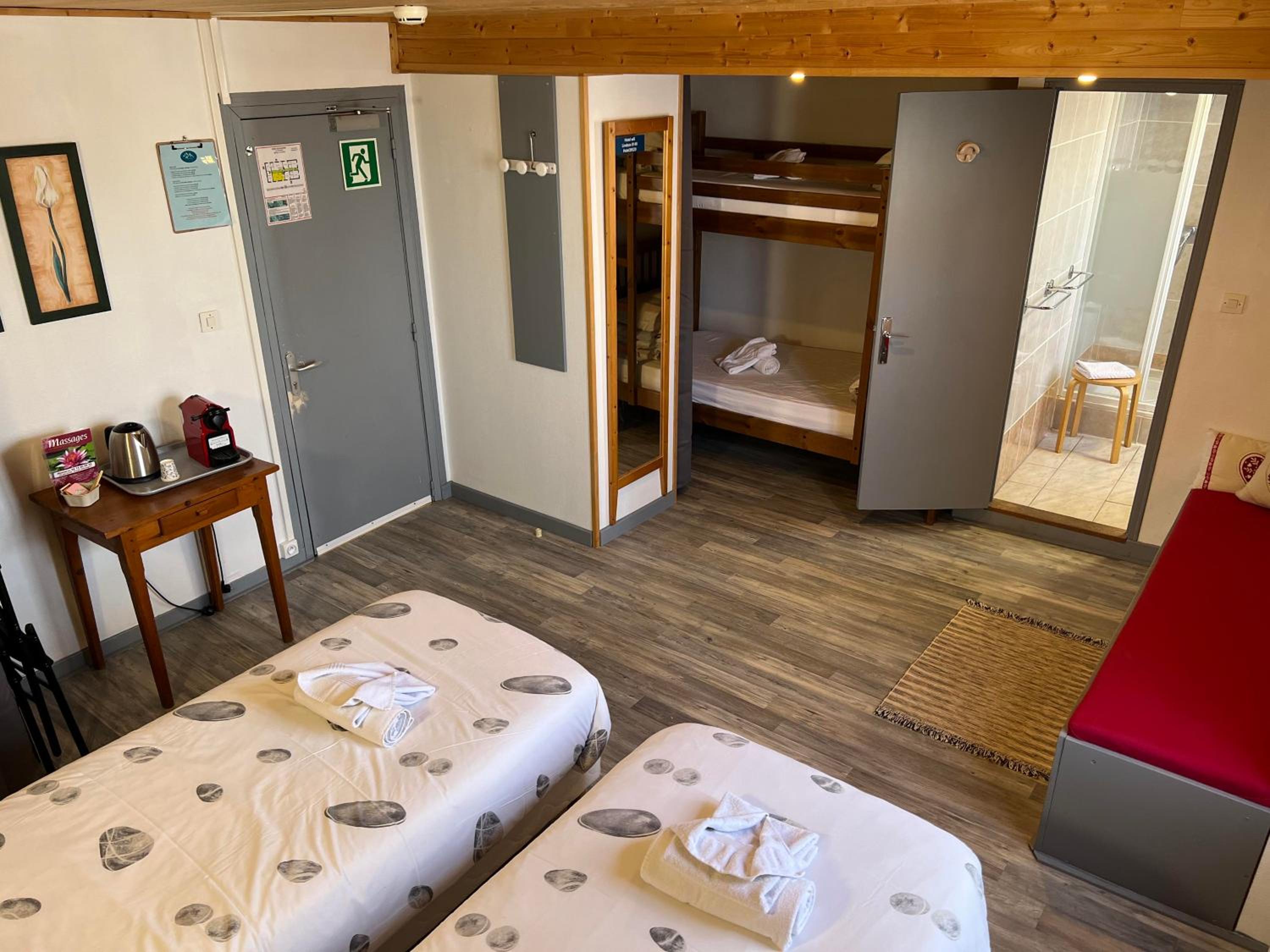 Quadruple Room (4 Adults) photo 2