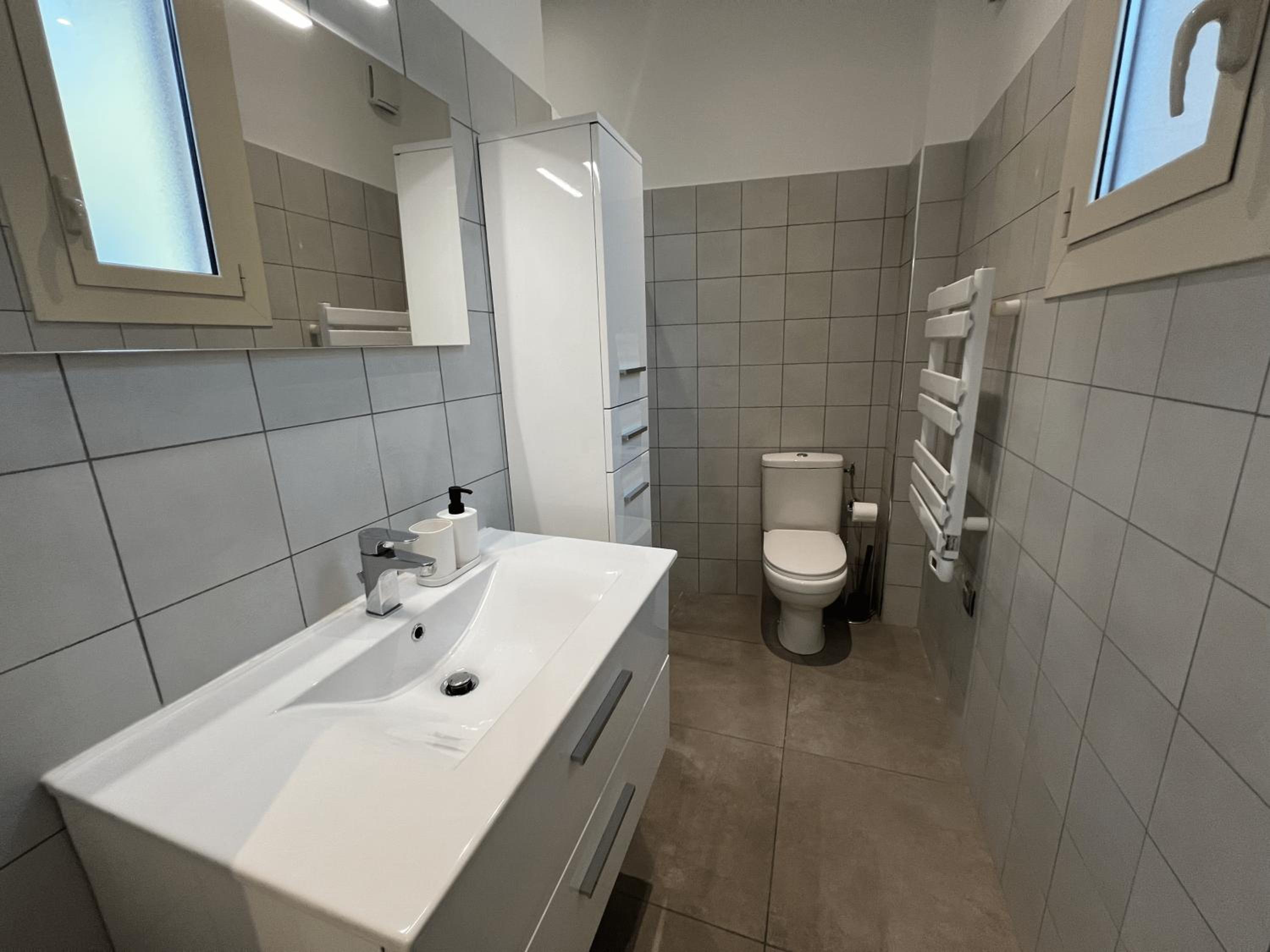 One-Bedroom Apartment - Photo 1