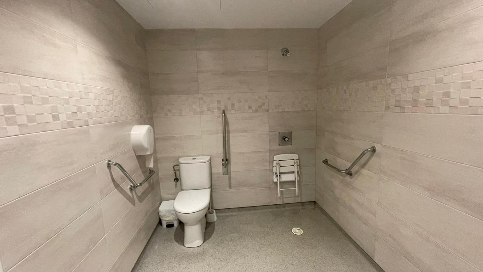 Deluxe Queen Room - Photo 17