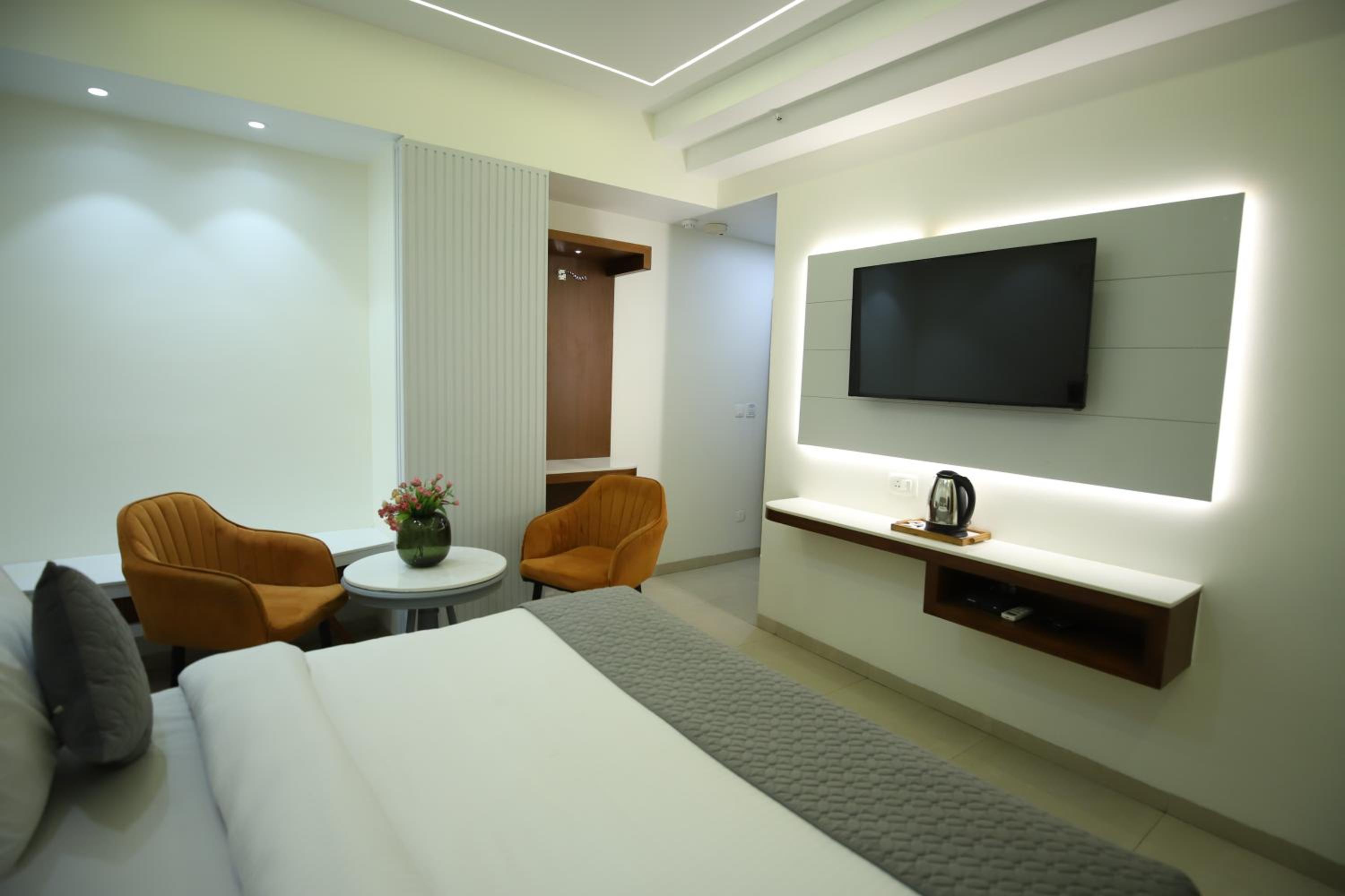 Premium Double or Twin Room - Photo 14