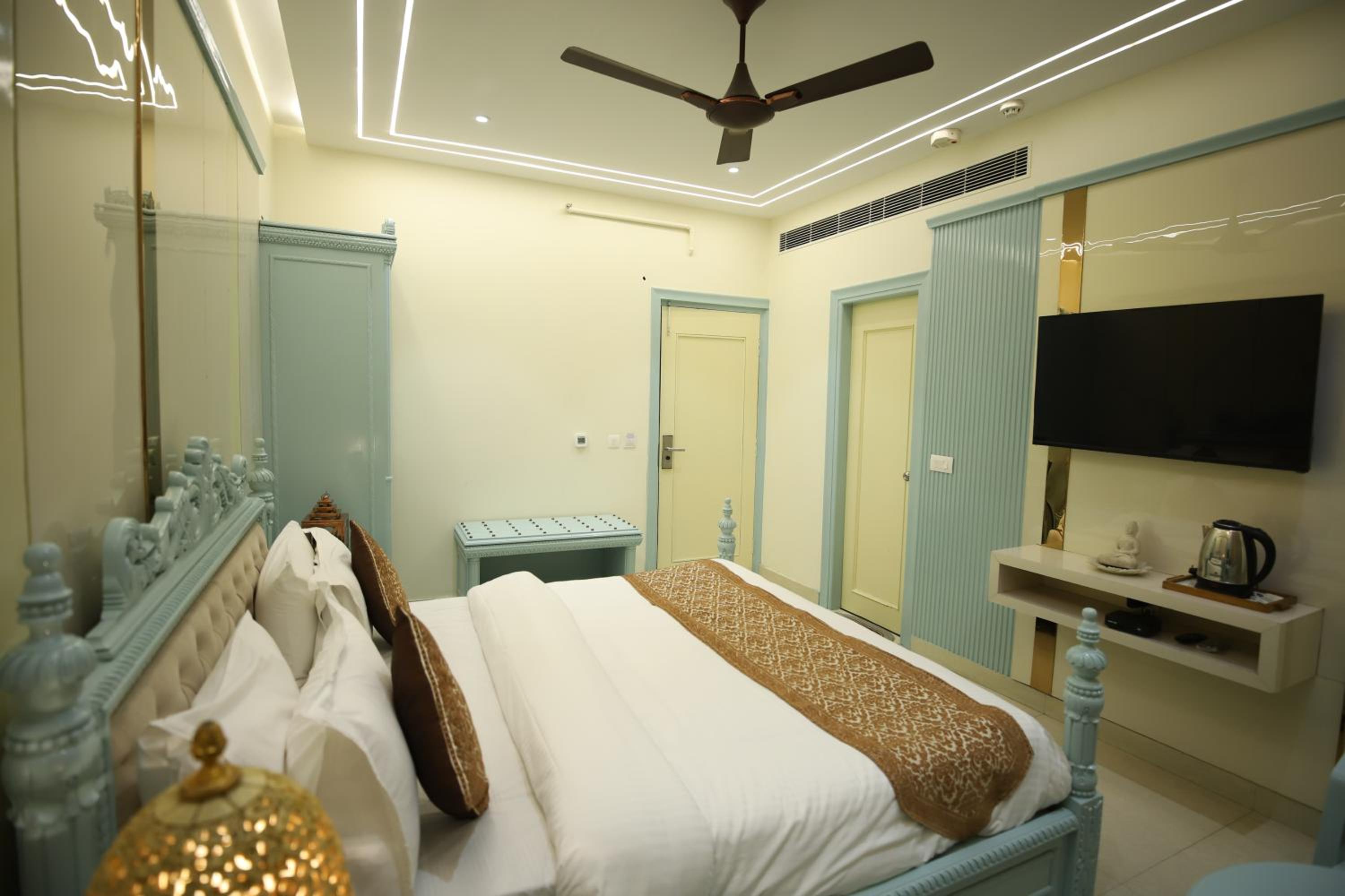 Premium Double or Twin Room - Photo 30