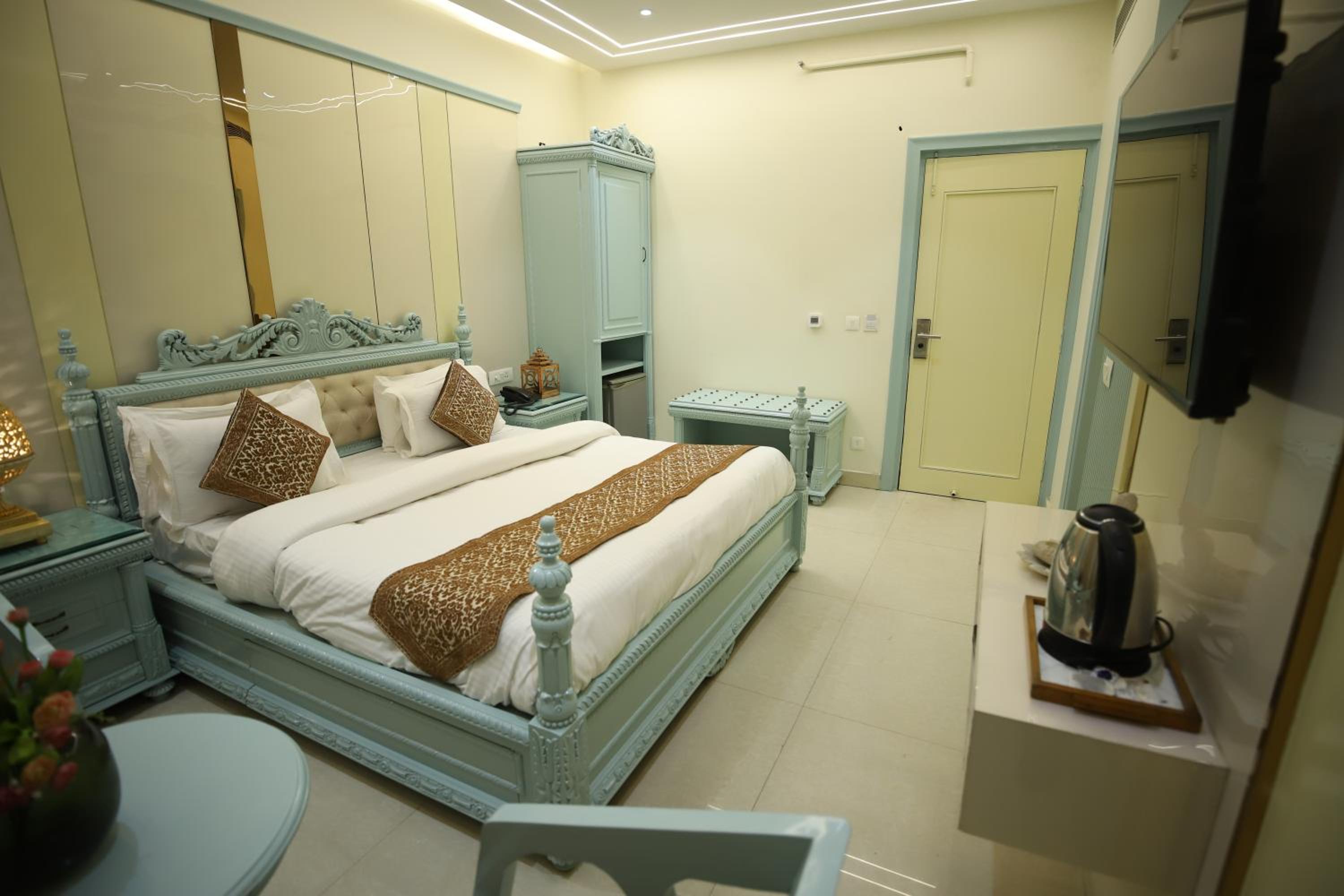 Premium Double or Twin Room - Photo 17