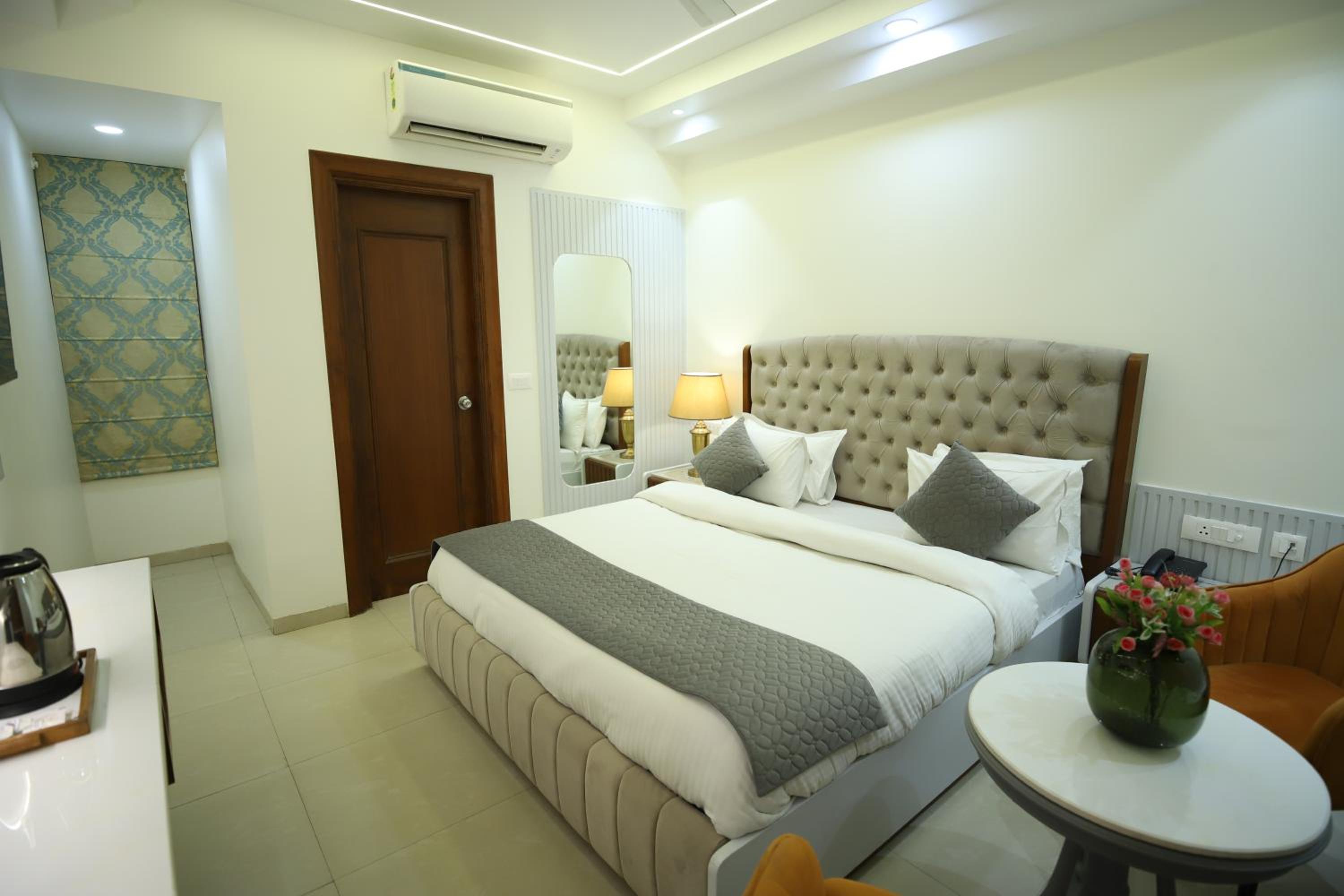 Premium Double or Twin Room - Photo 33