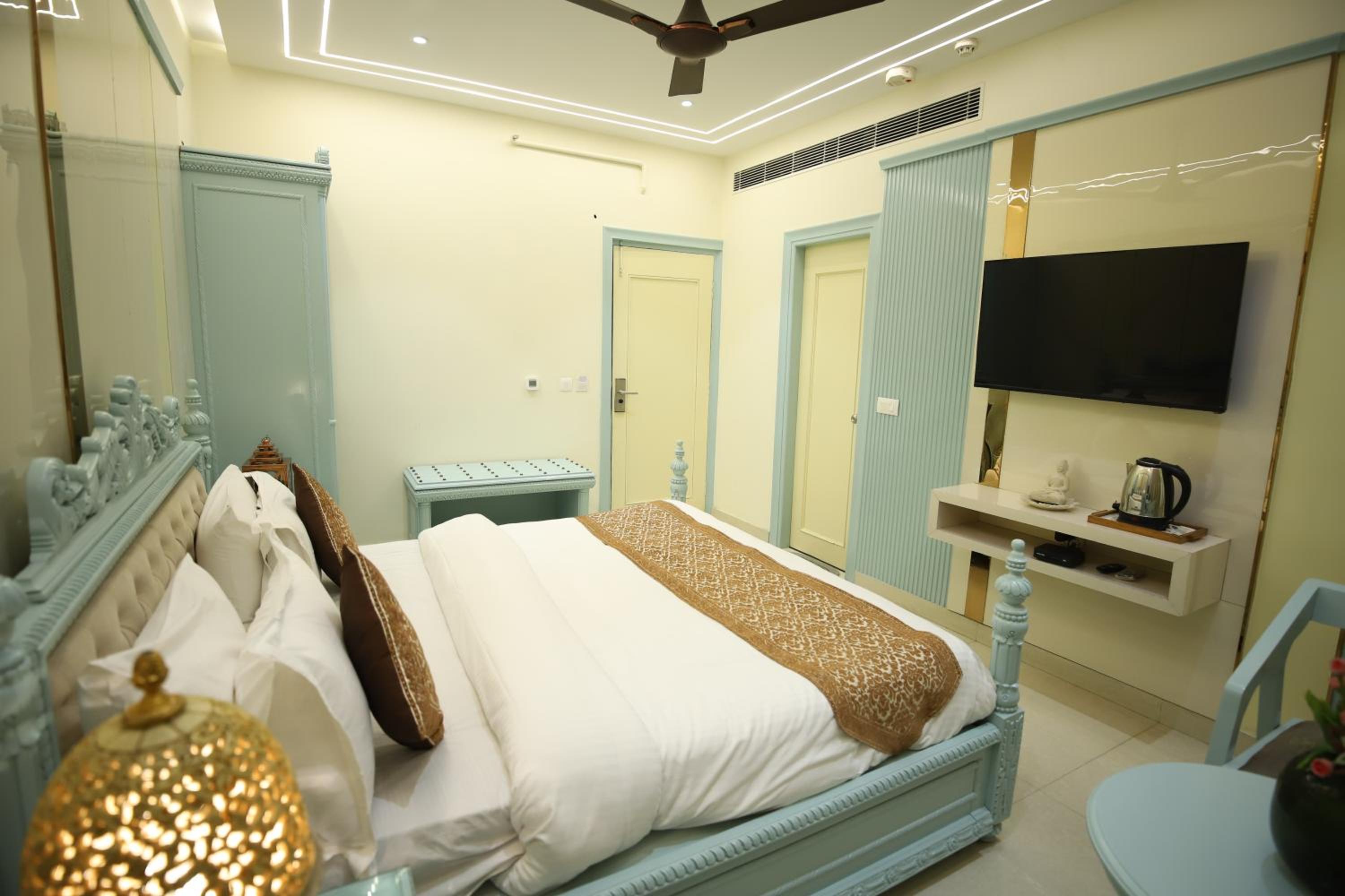 Premium Double or Twin Room - Photo 15