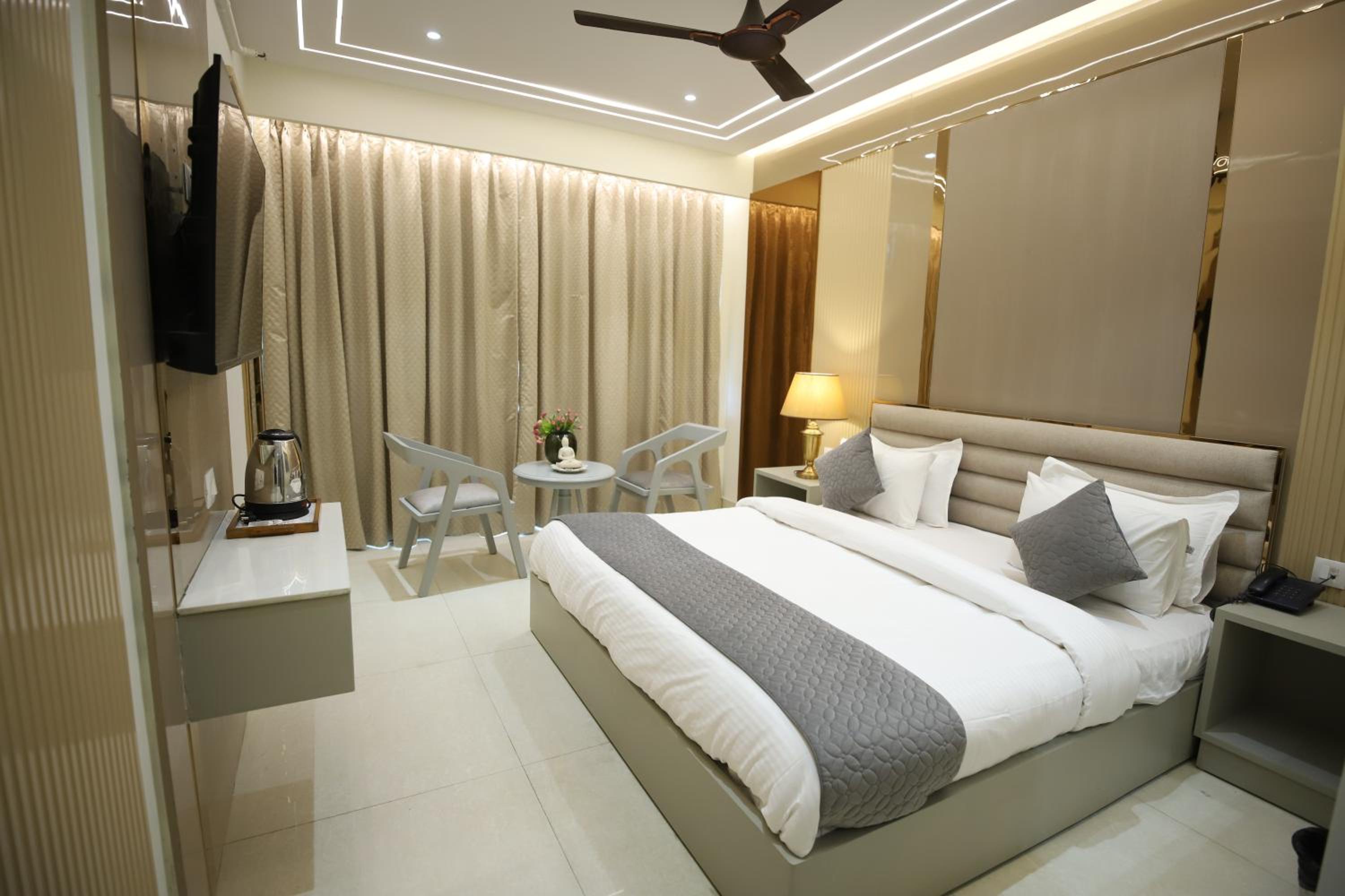 Premium Double or Twin Room - Photo 12