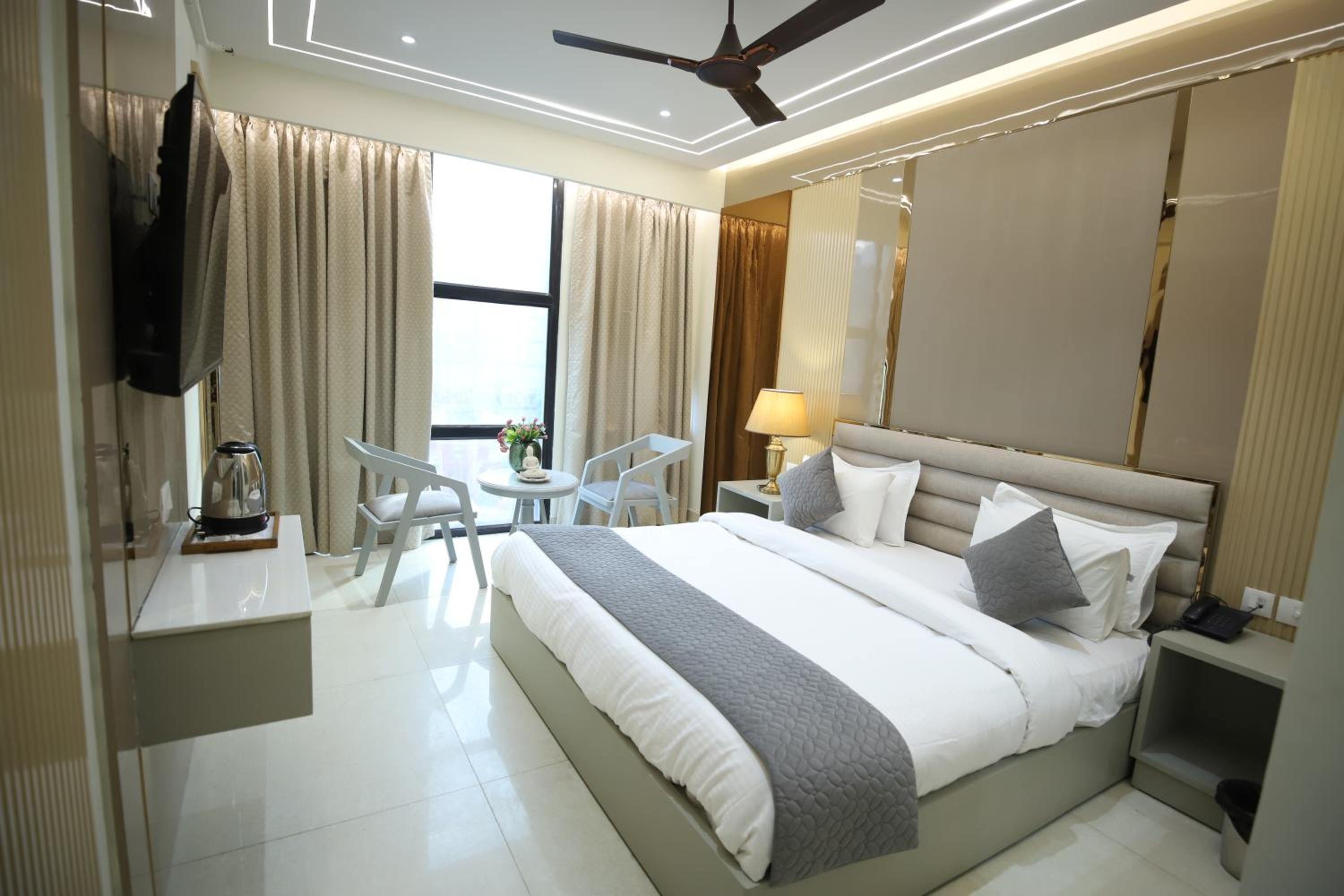 Premium Double or Twin Room - Photo 16