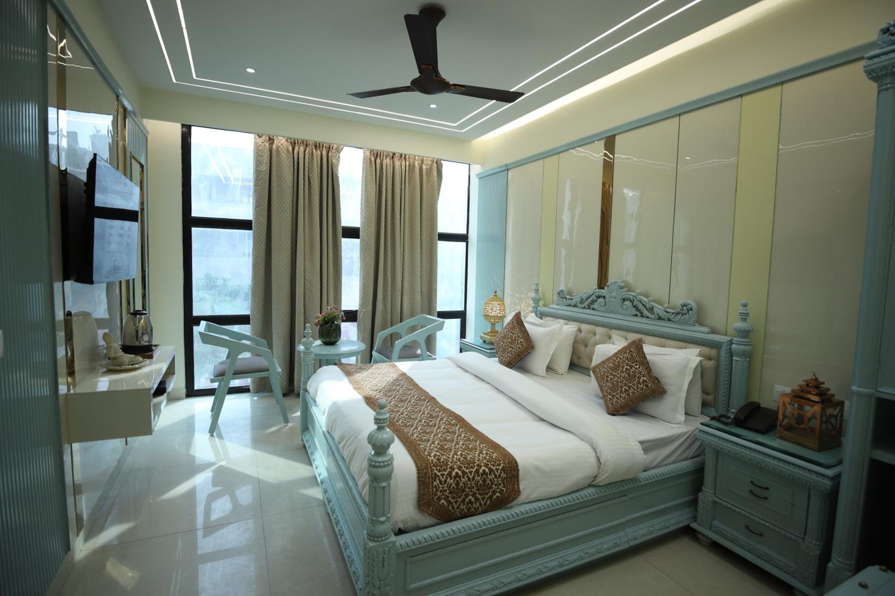Premium Double or Twin Room - Photo 22