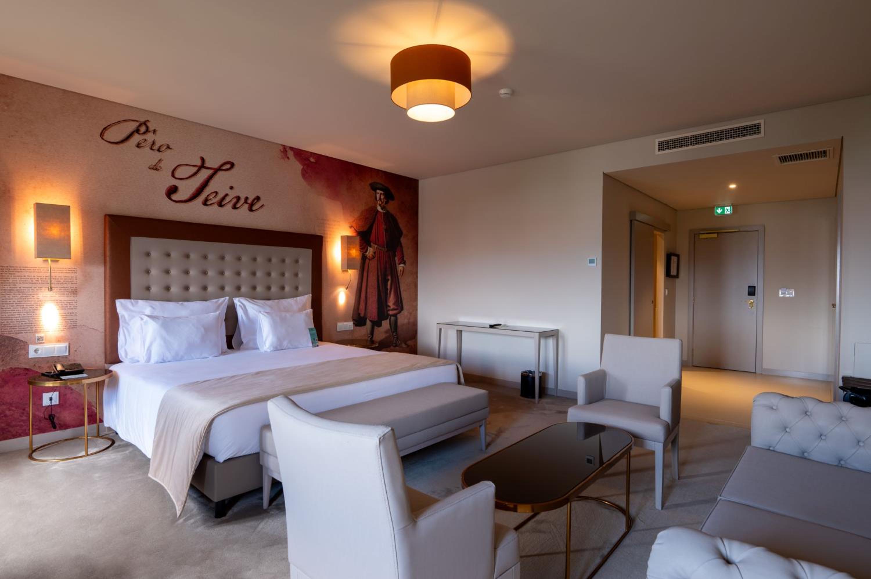  Deluxe Room (2 adults + 1 child) - Photo 2