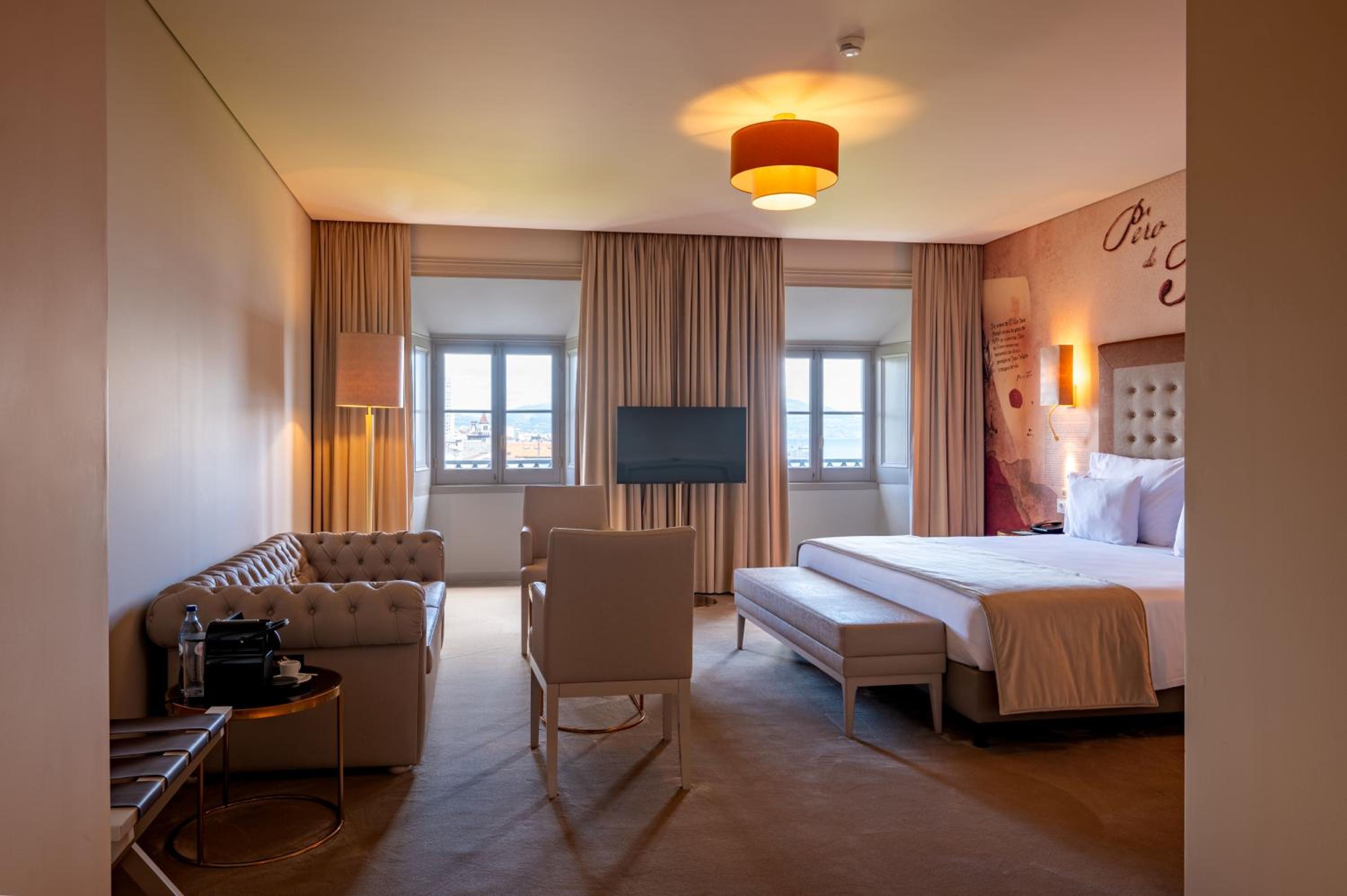  Deluxe Room (2 adults + 1 child) - Photo 1