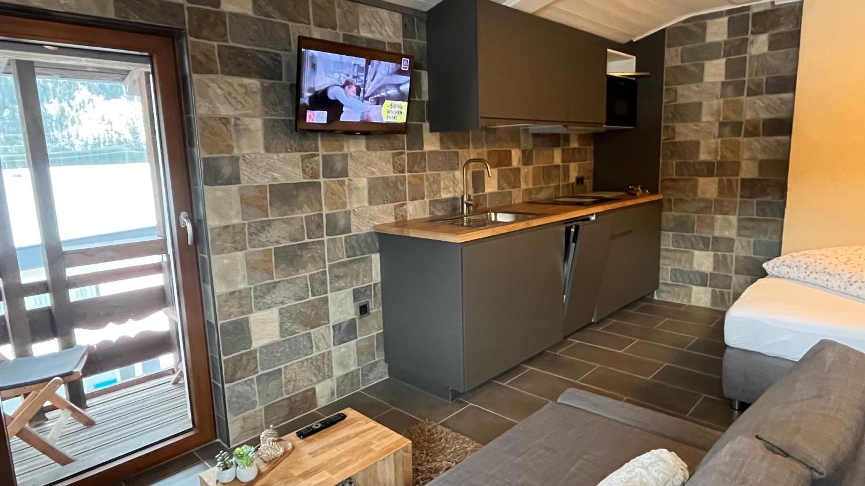 One-Bedroom Apartment with Balcony and Mountain View   photo 2