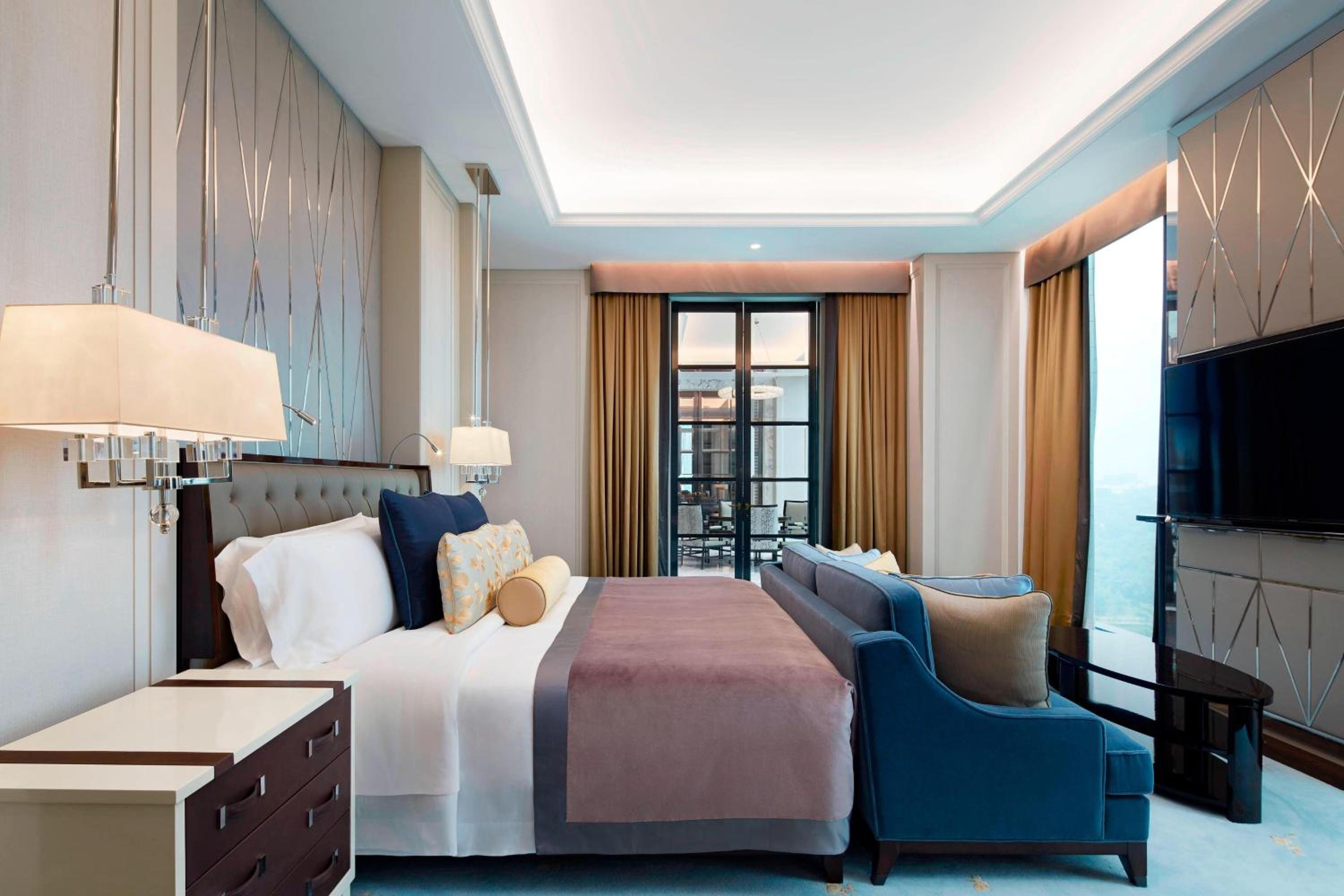 Presidential King Suite with Lake Gardens View