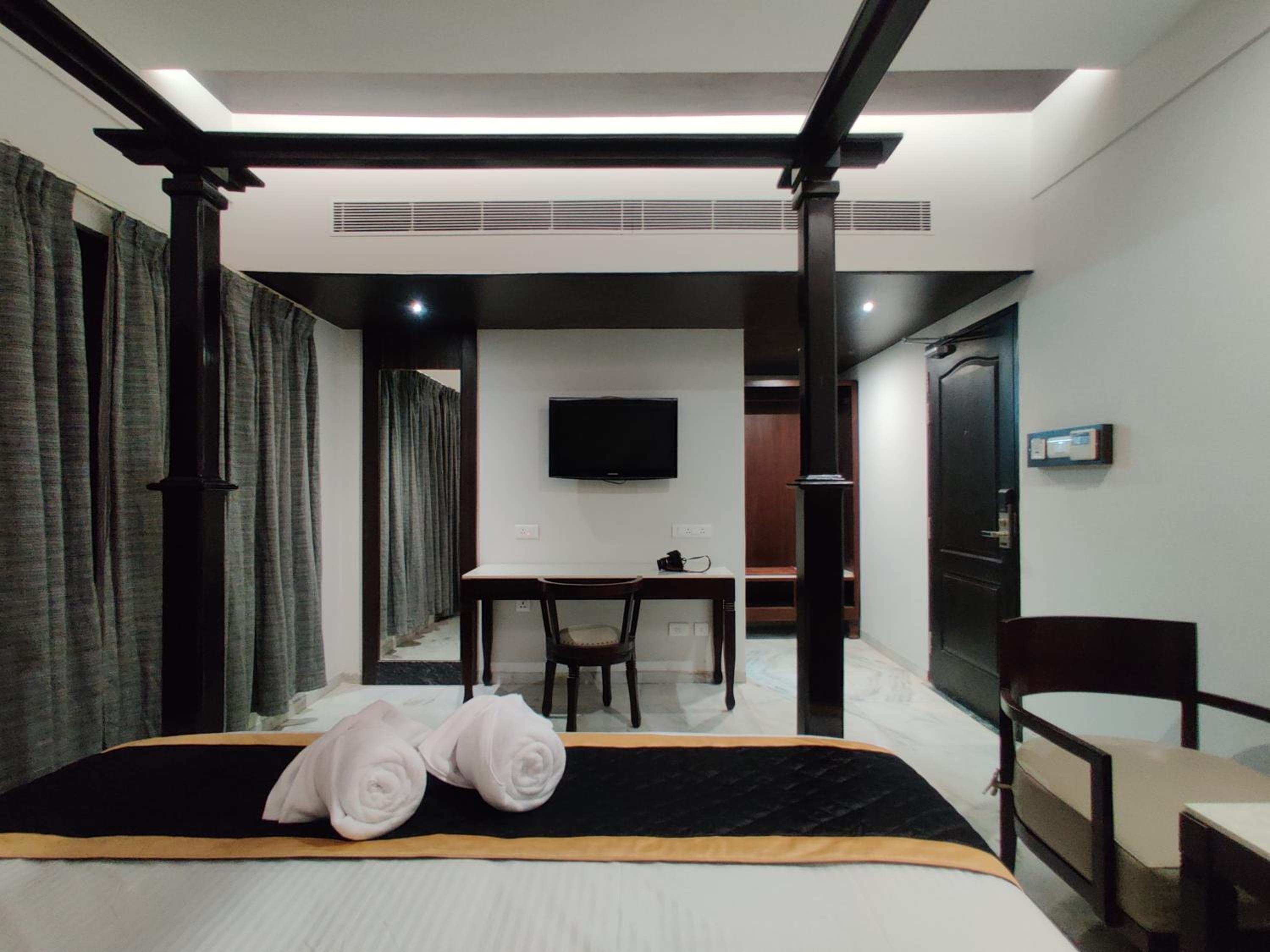 Deluxe Double Room (2 Adults + 1 Child) photo 3