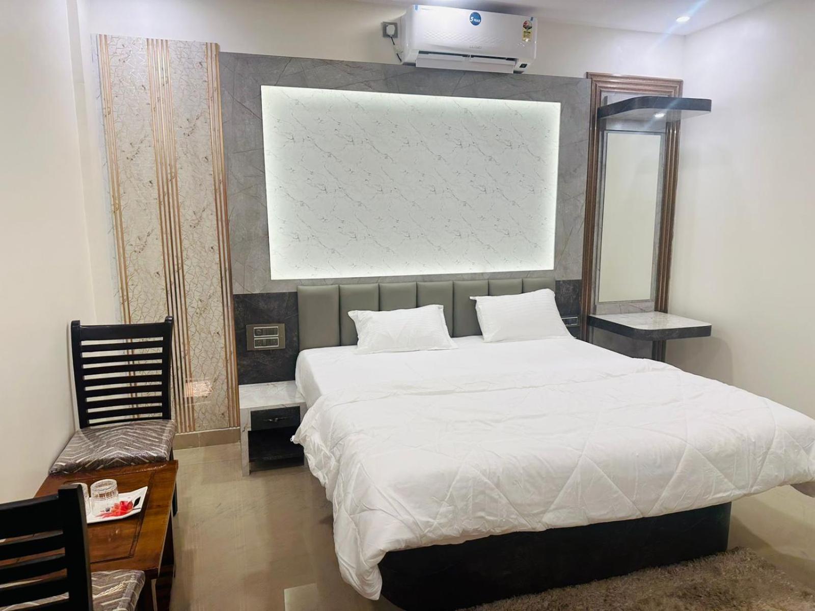 Deluxe Double Room (2 Adults + 1 Child)