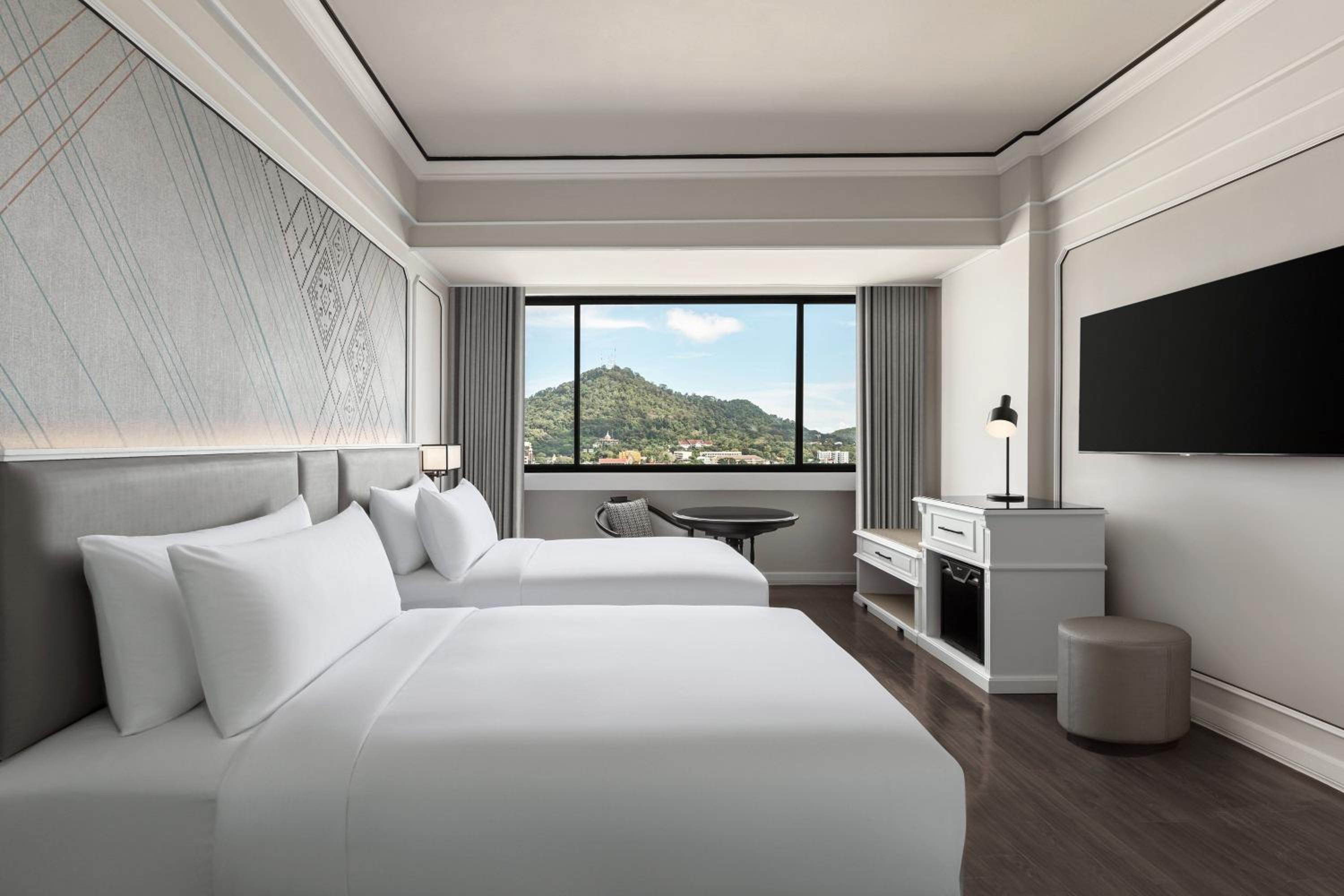 Deluxe Twin Room with City View - Photo 1