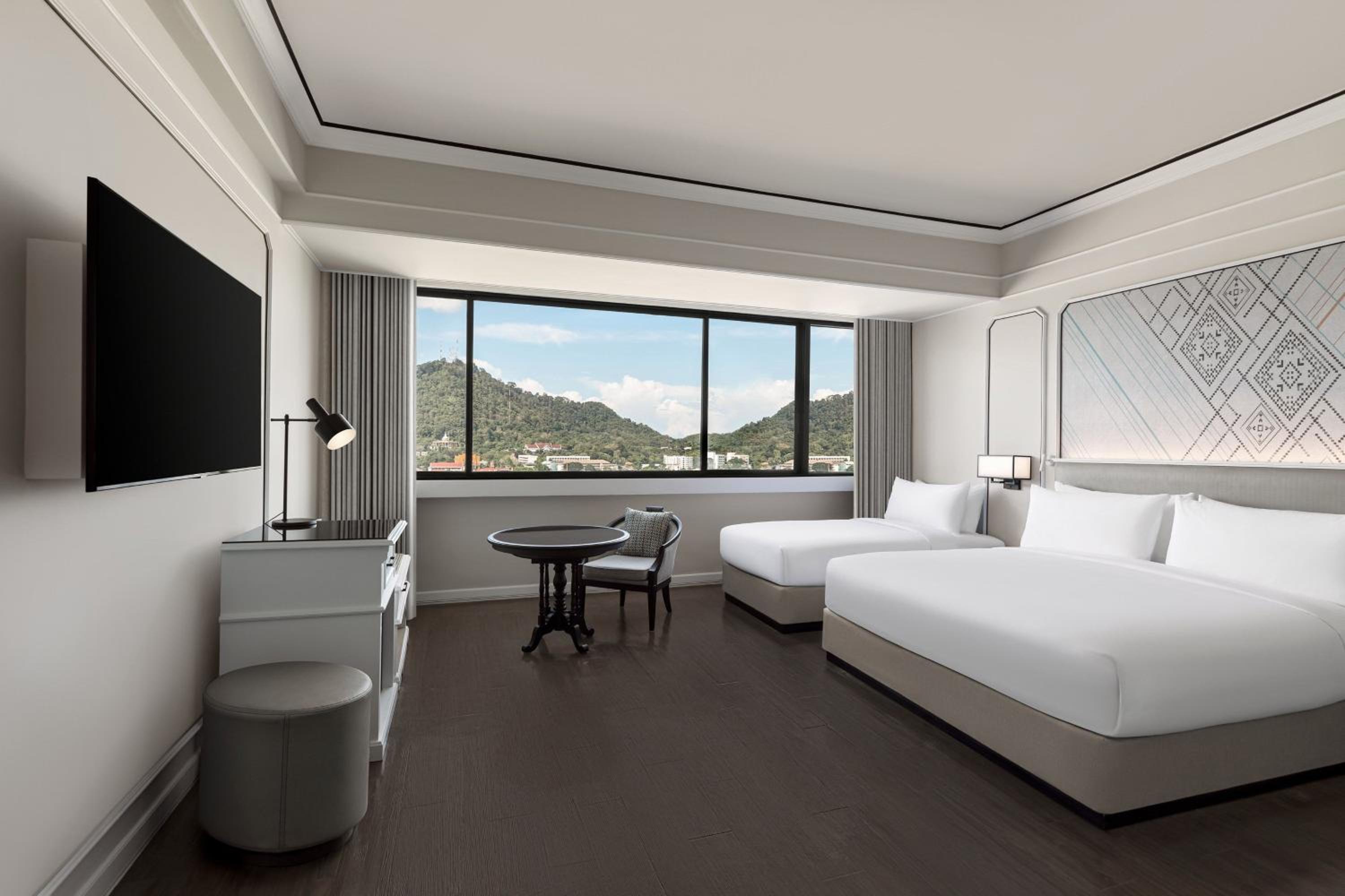 Family Room with City View  - Photo 2