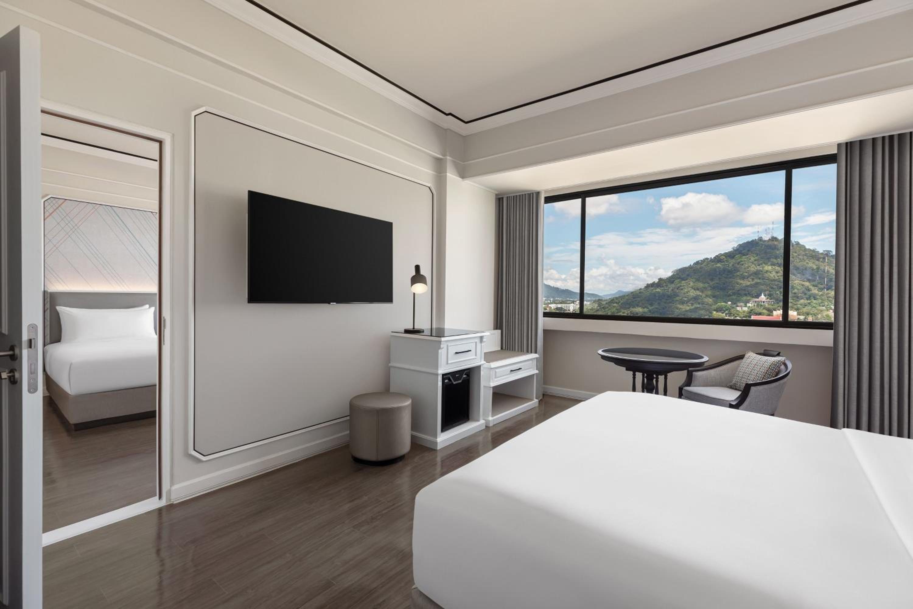 Deluxe King Room with City View - Photo 1