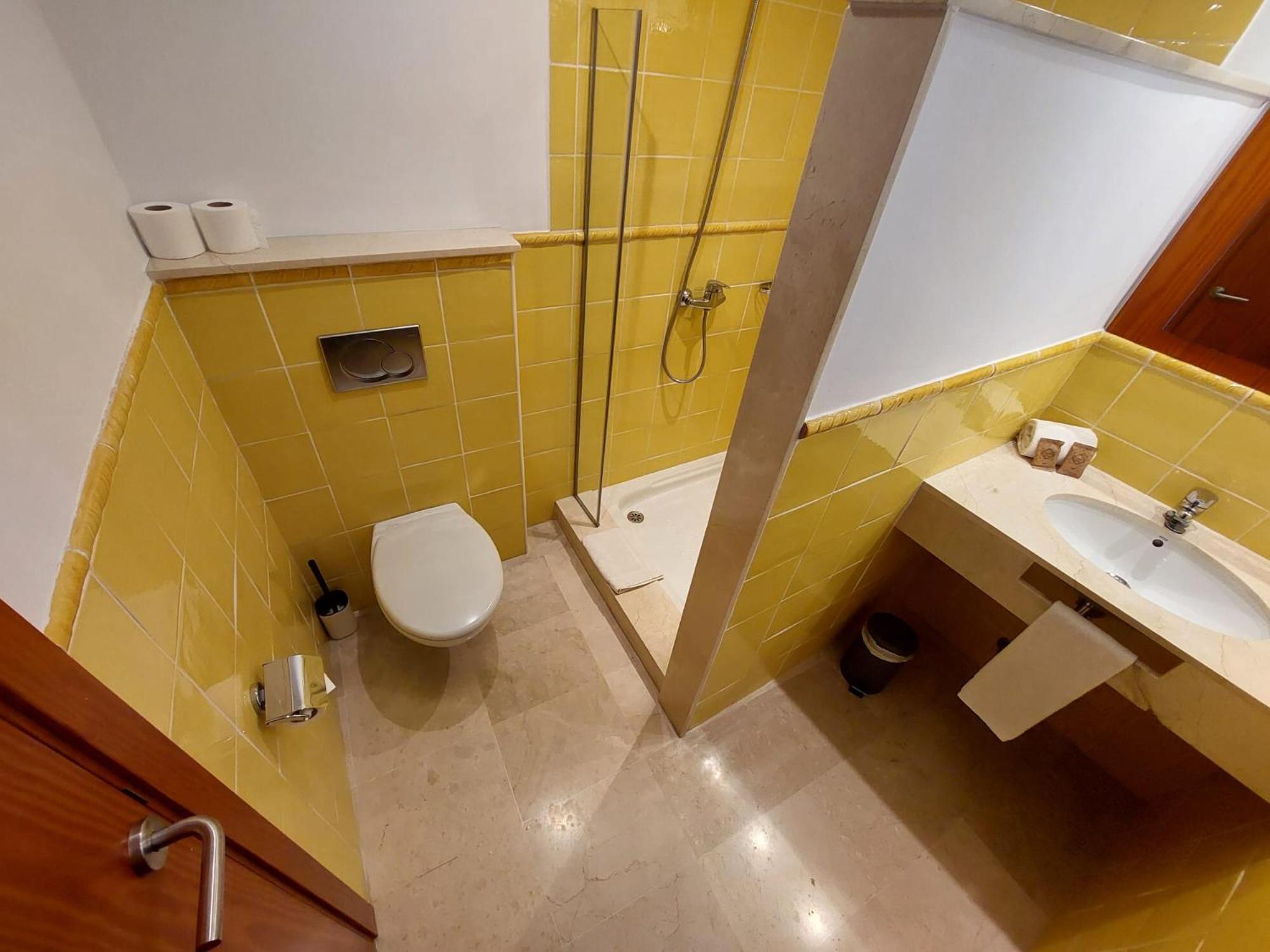 Double or Twin Room - Photo 60