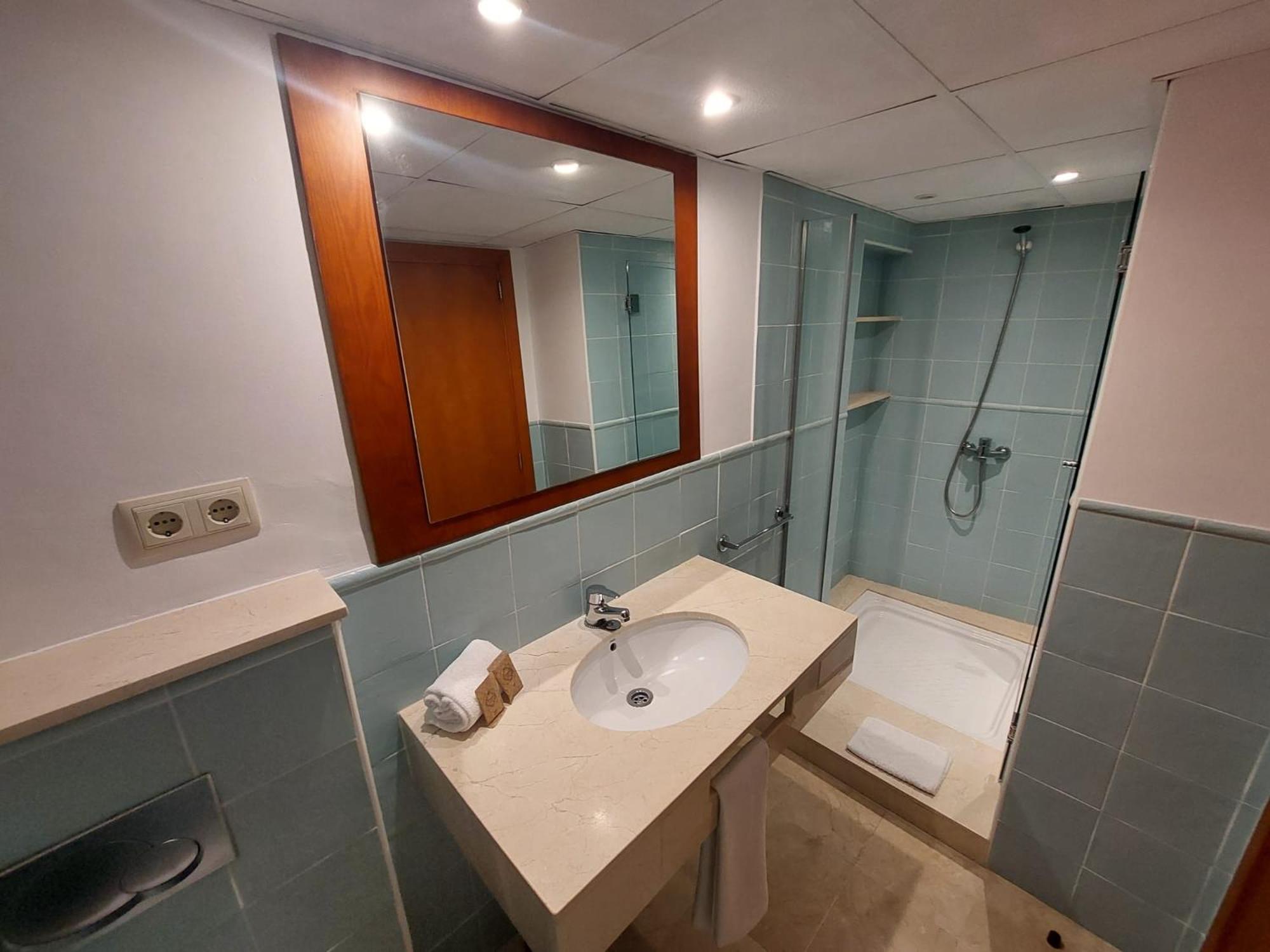 Double or Twin Room - Photo 8