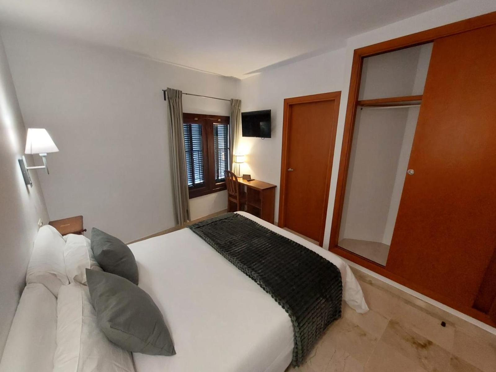 Double or Twin Room - Photo 40