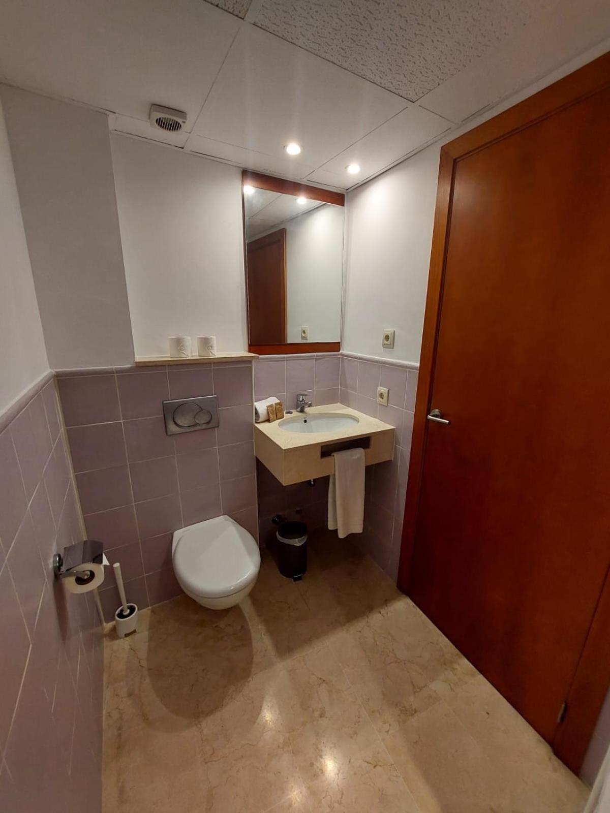 Double or Twin Room - Photo 34