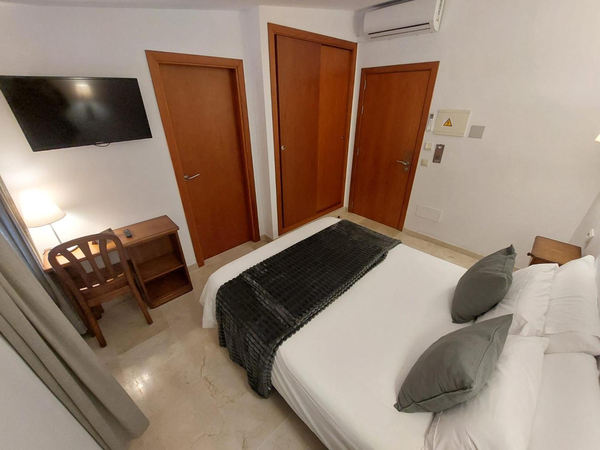 Double or Twin Room - Photo 9