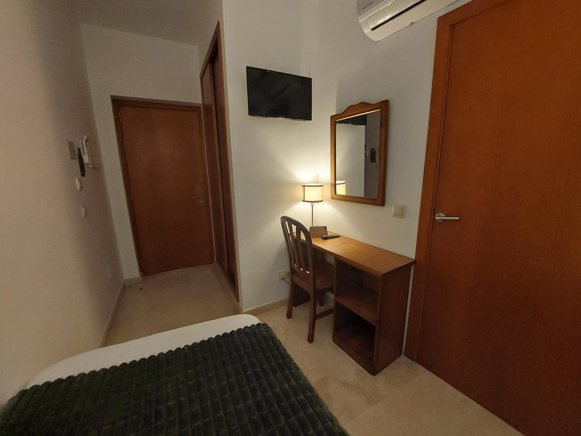 Double or Twin Room - Photo 2