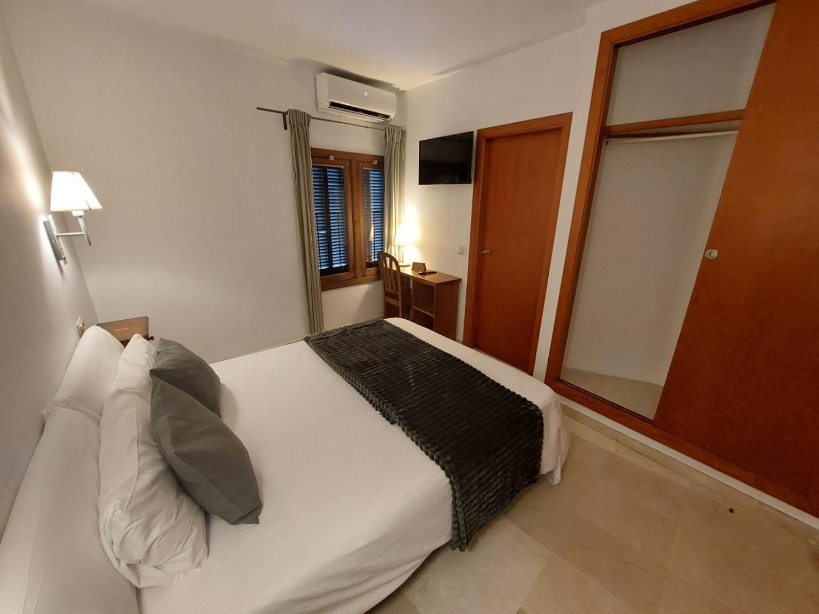 Double or Twin Room - Photo 36