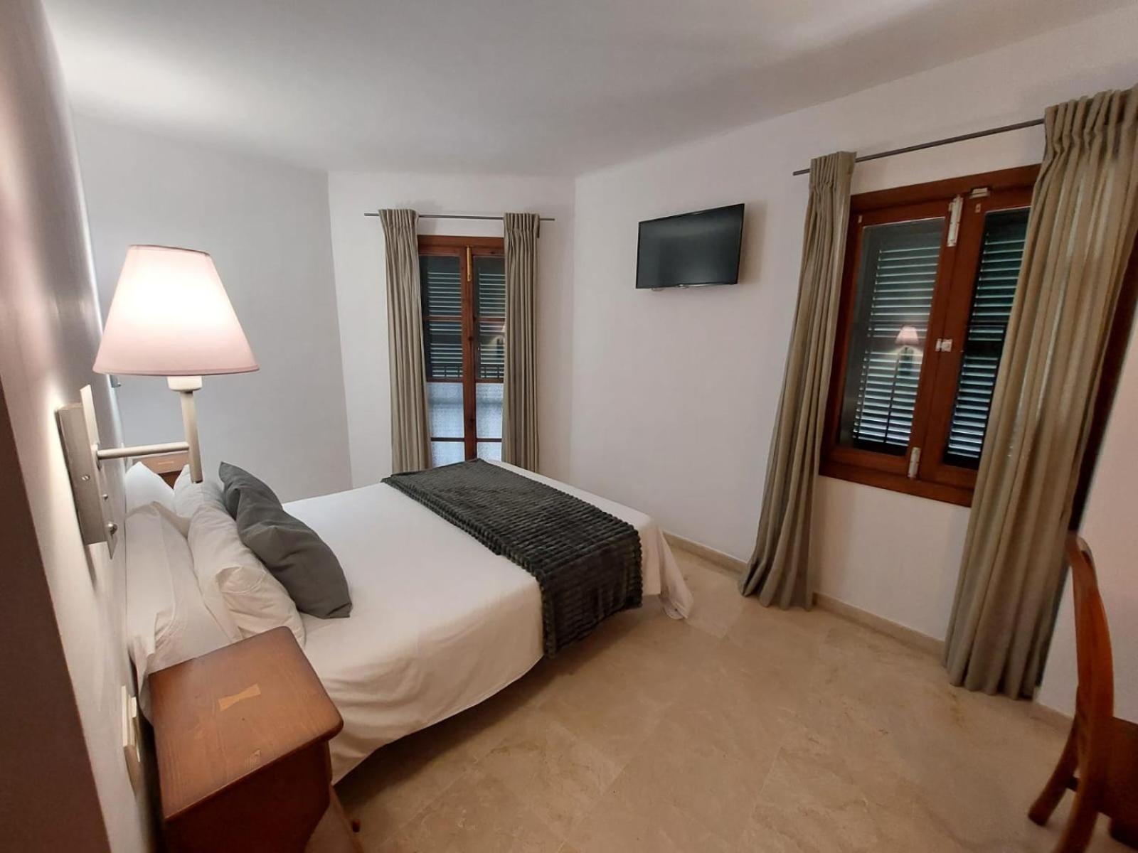 Double or Twin Room - Photo 10