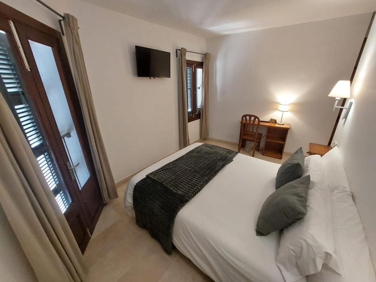 Double or Twin Room - Photo 15