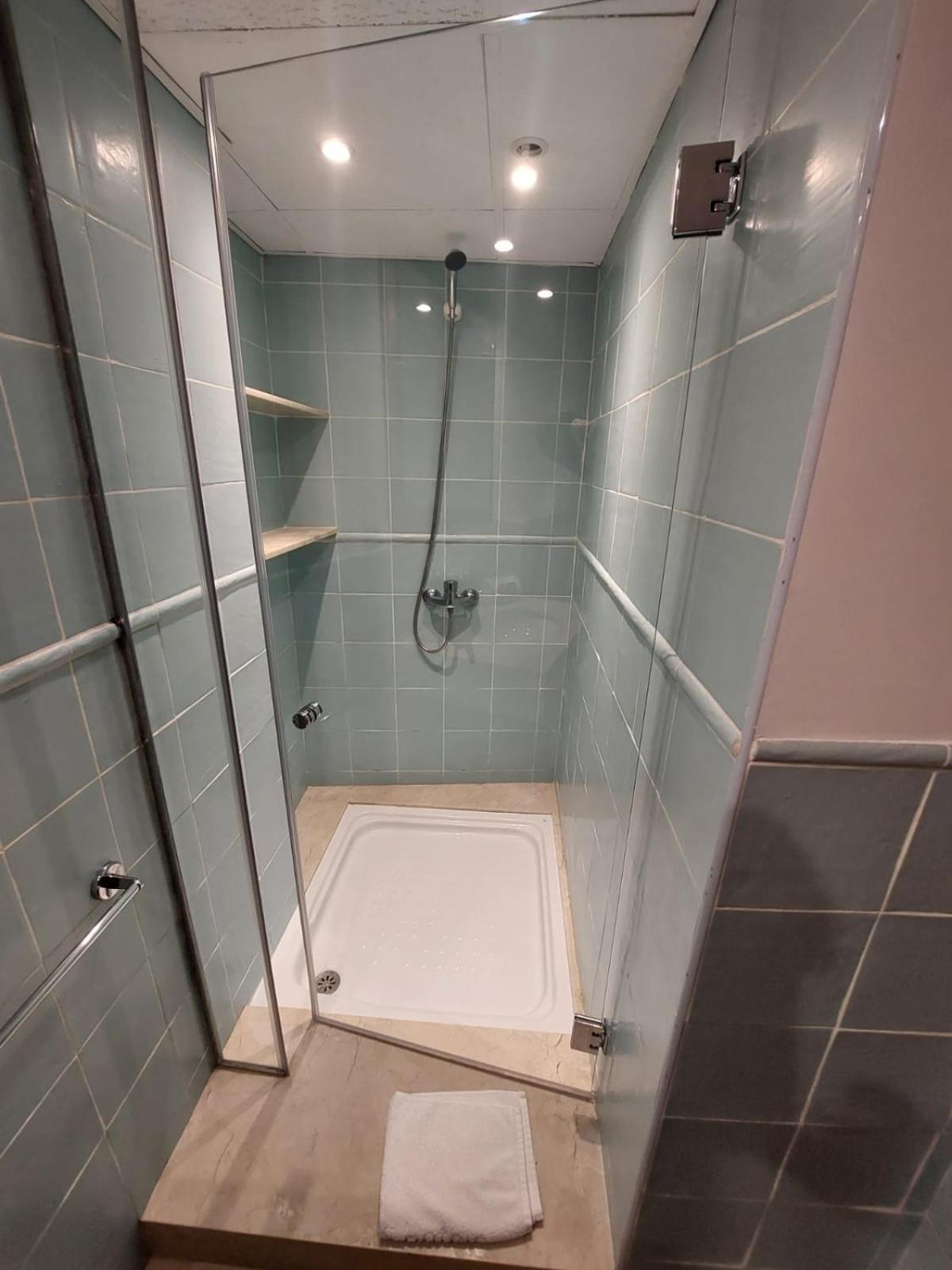 Double or Twin Room - Photo 26