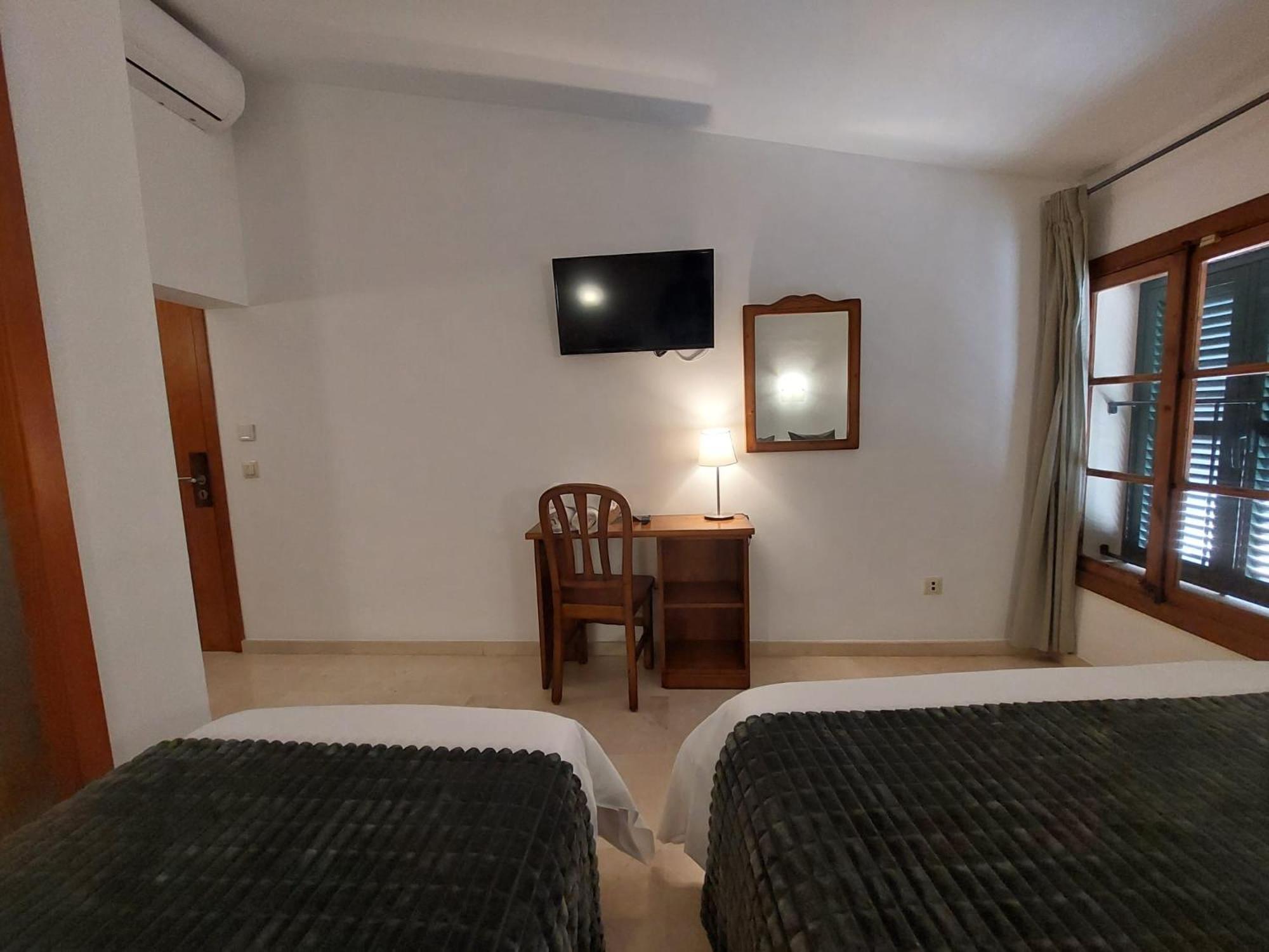 Triple Room with Bathroom photo 2