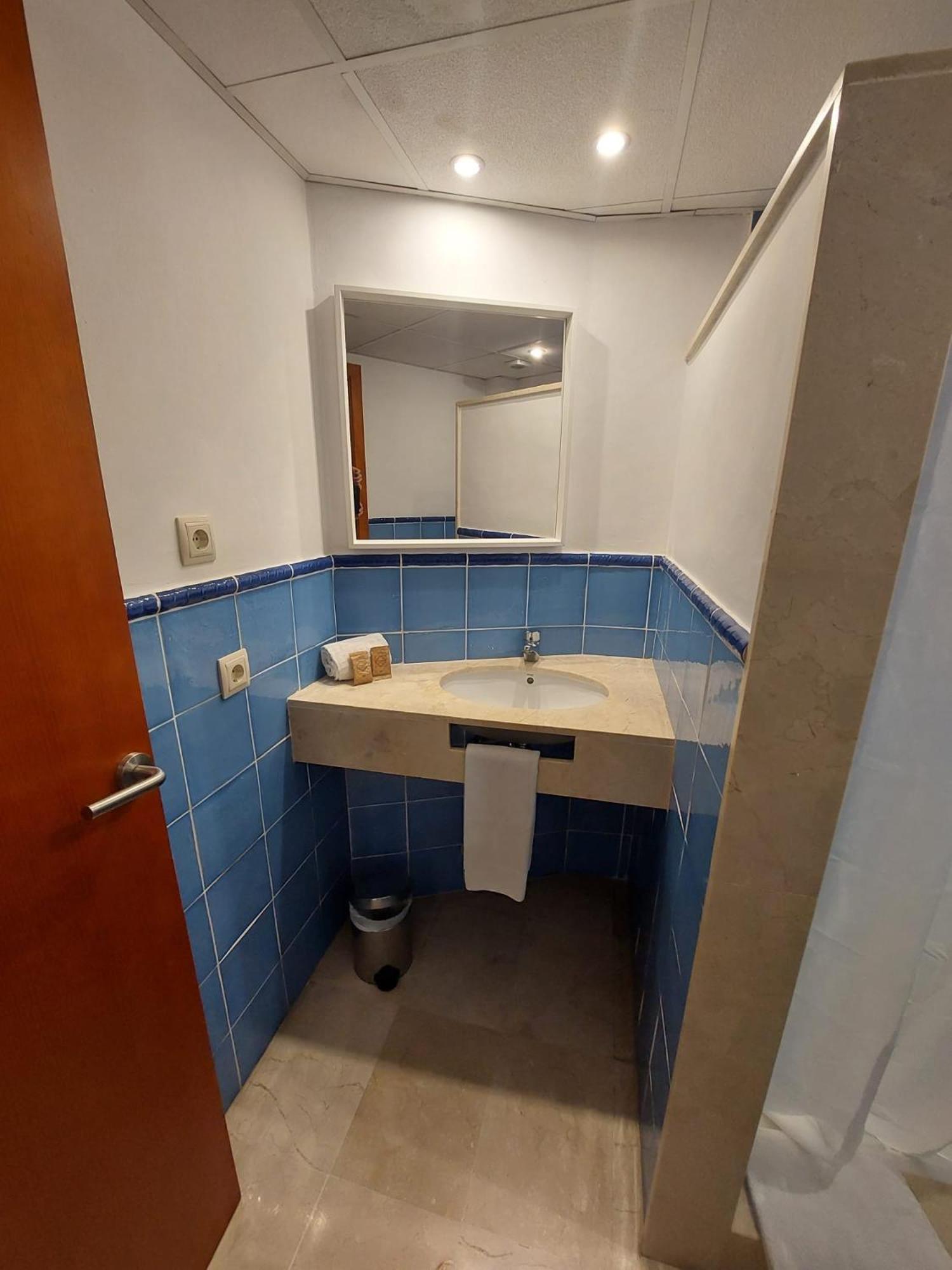 Double or Twin Room - Photo 22